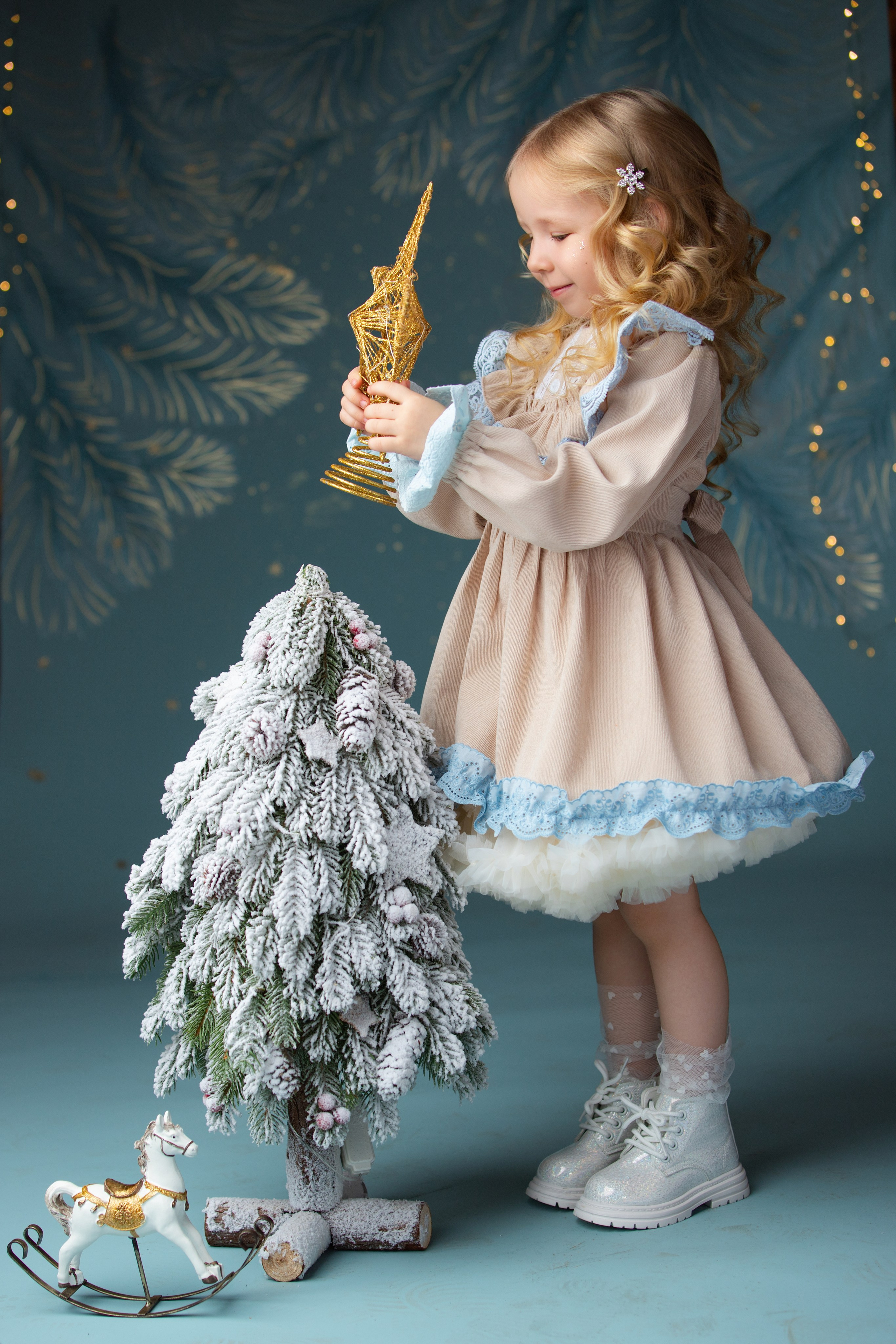 Авторские декорации голубого и золотого цвета для детской фотосъёмки