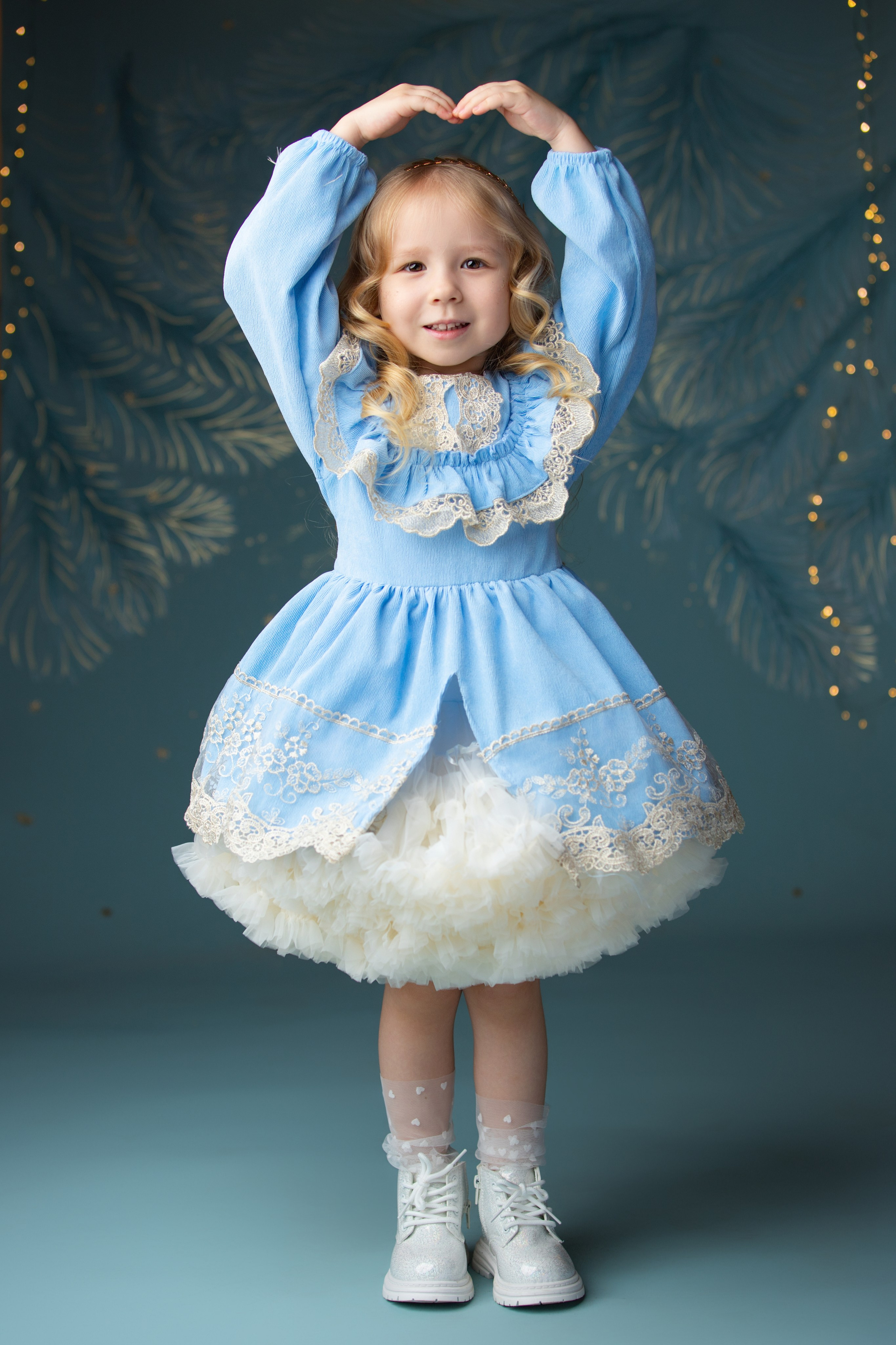 новогодняя фотосессия для детей в Москве на золотом и синем фоне