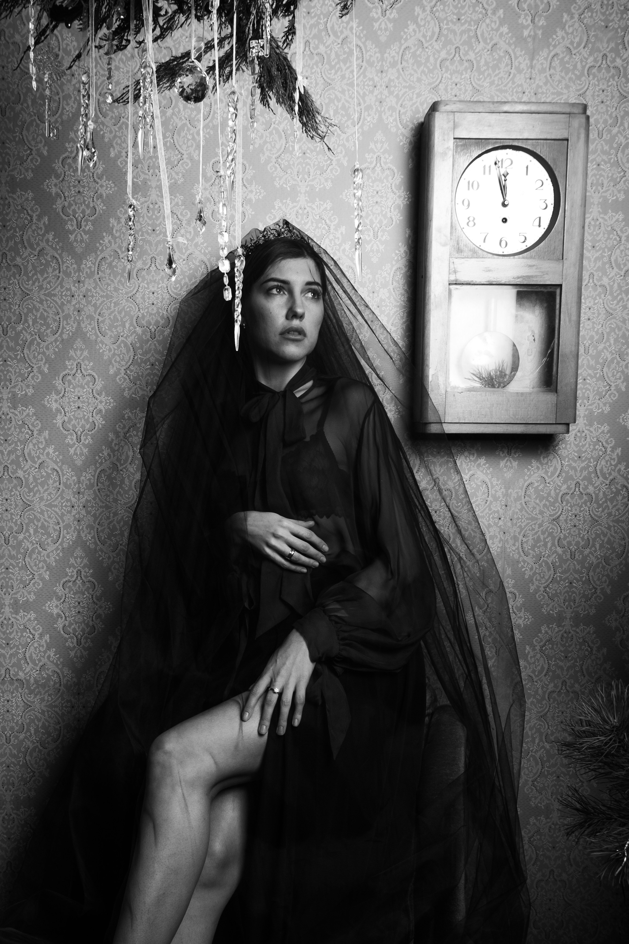 Фотография девушки возле часов