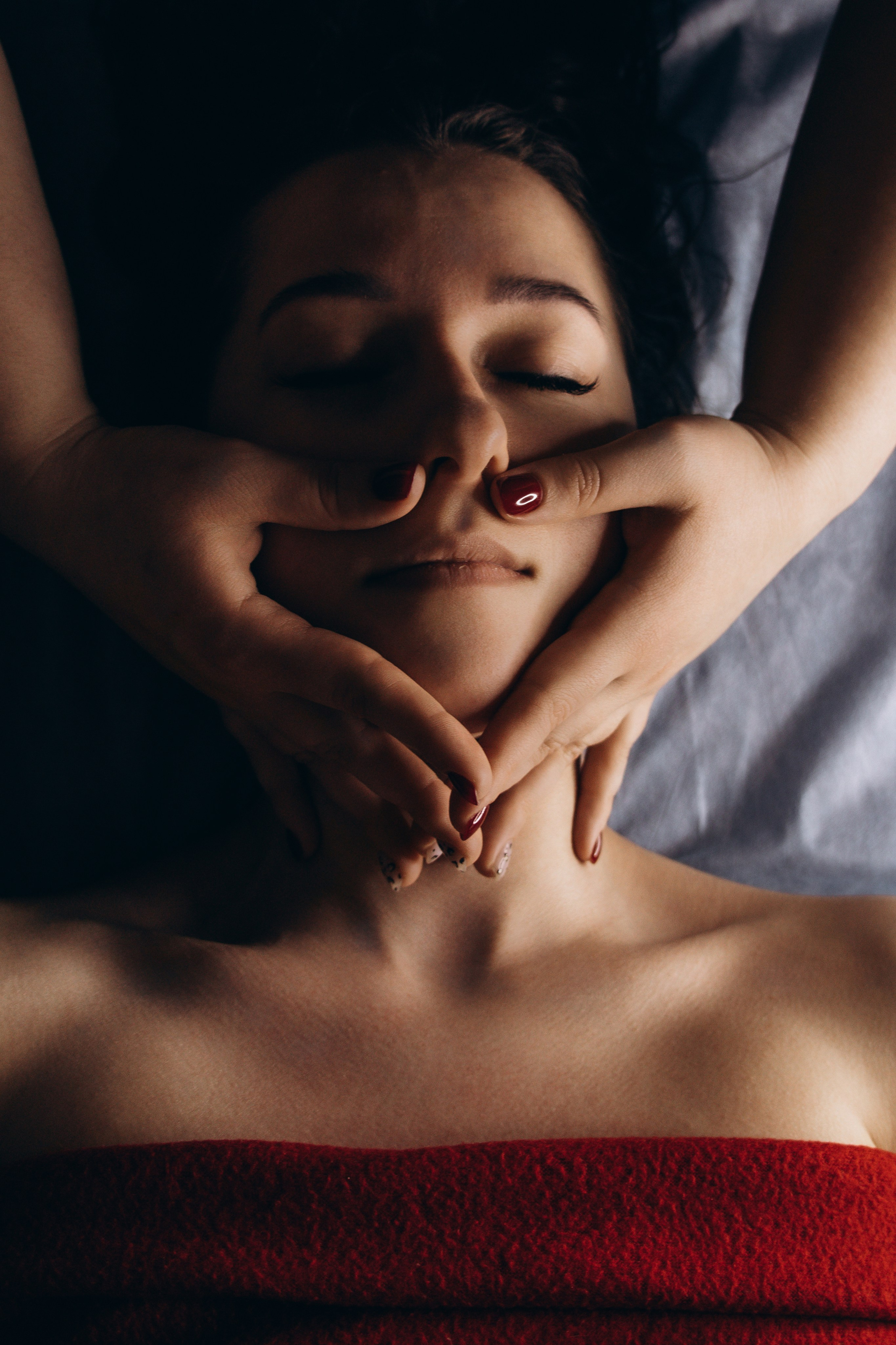 Кейс: Контентная съемка массажа в кабинете без окон со свечами. Контентная съёмка в Курске | Юлия Болычева