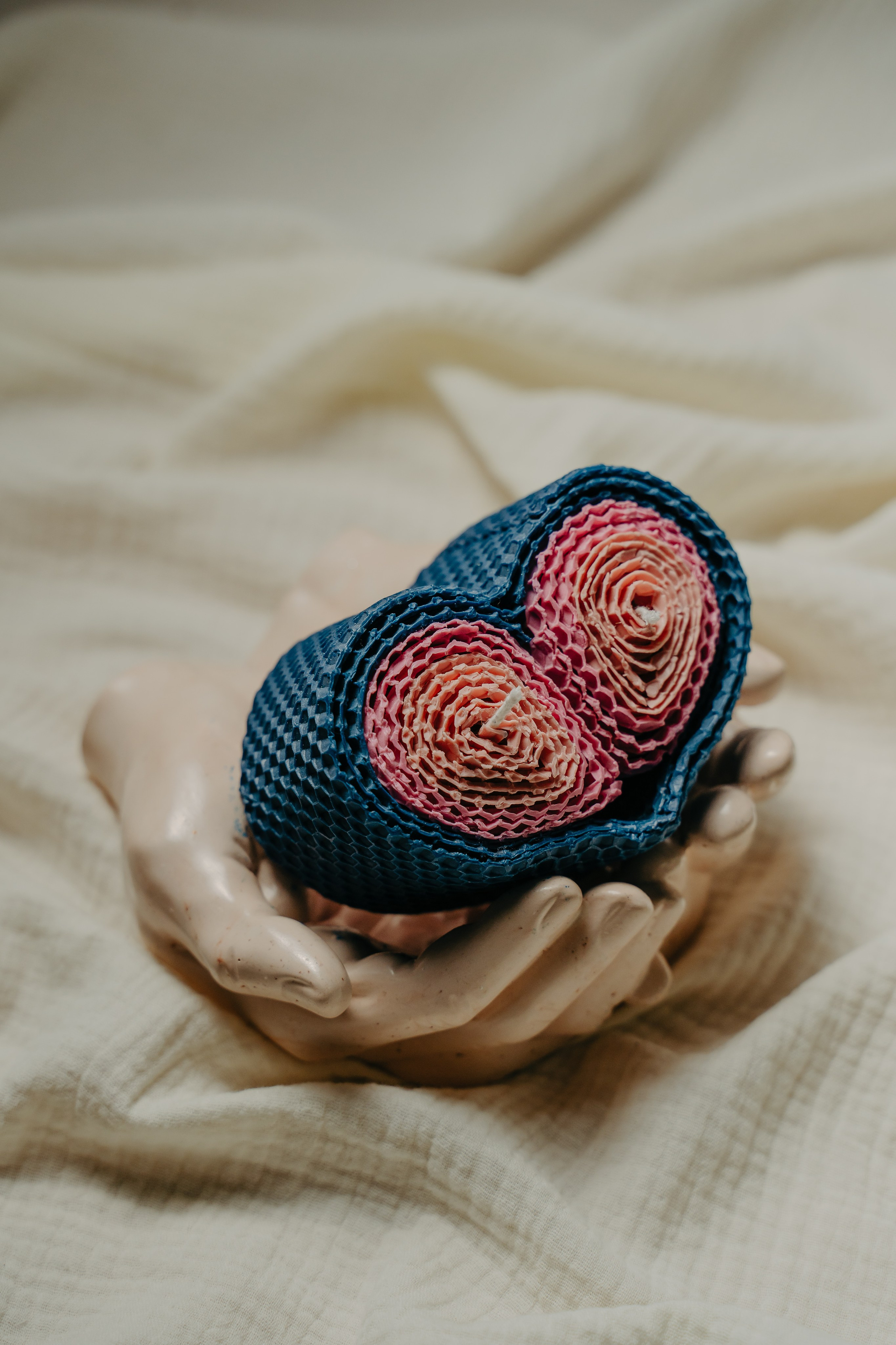 Создали трендовые соевые свечи в форме мужского и женского тела