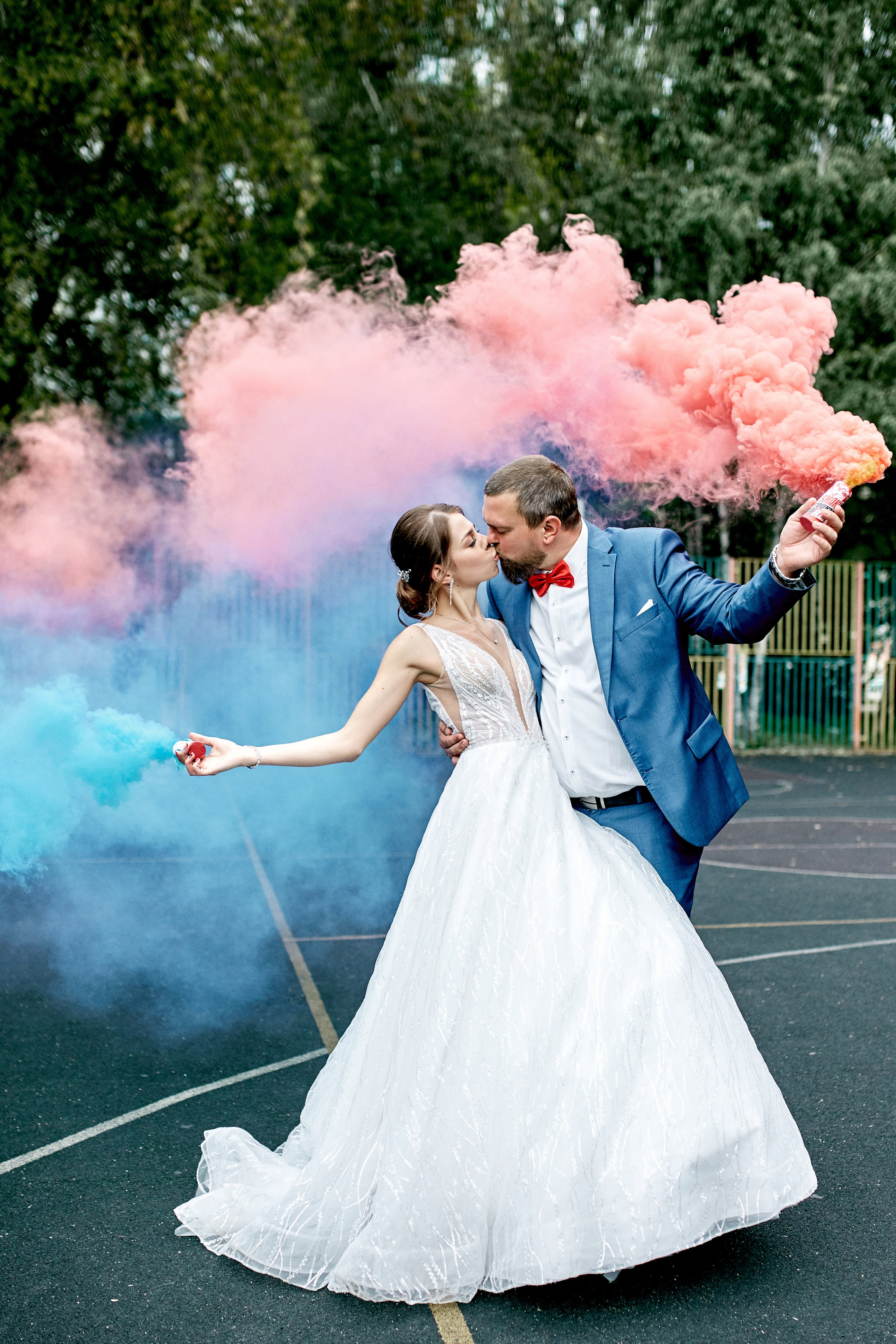 У фотографа получился яркий кадр на свадьбе – фотография прогулки молодоженов