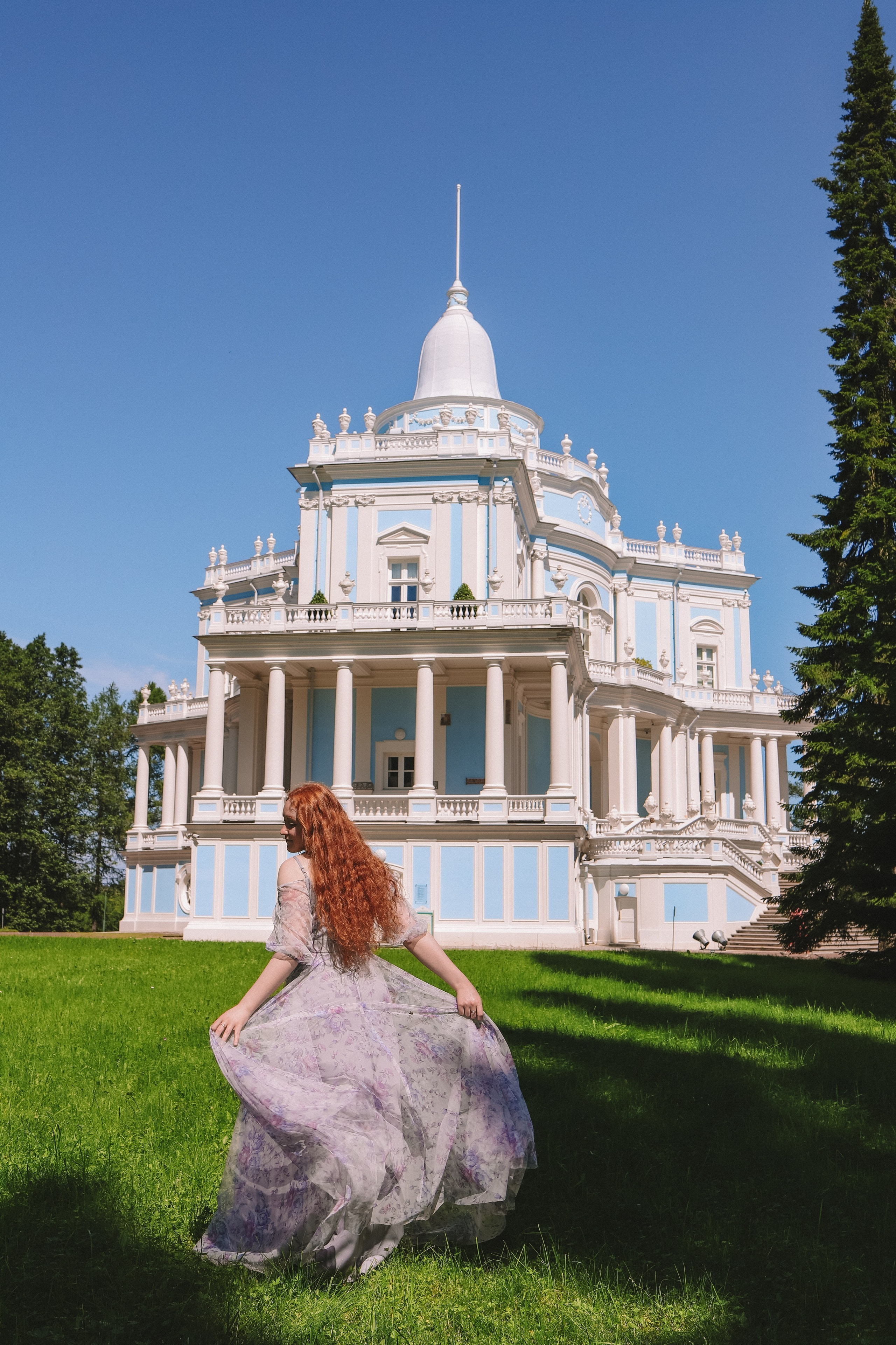 Девушка в летящем платье на фотосессии у дворца в Ораниенбауме 