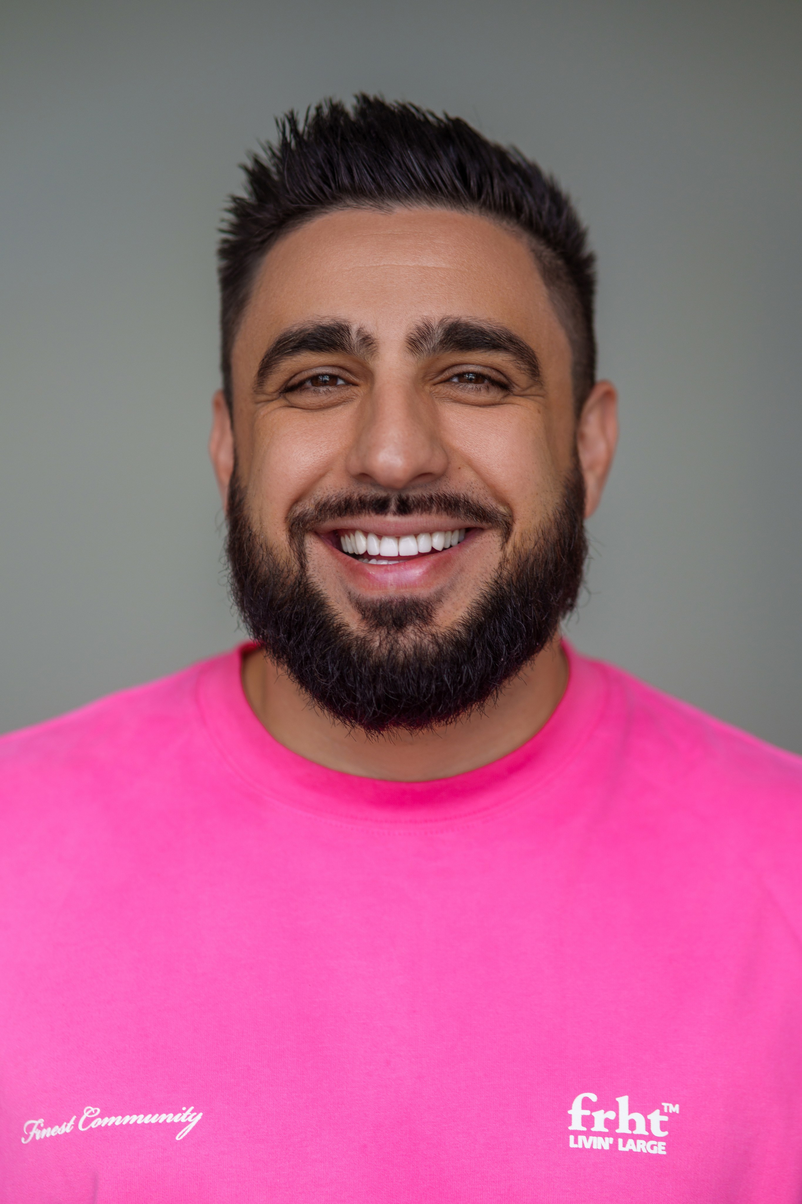 Креативный деловой портрет мужчины на цветном фоне, съёмка личного бренда