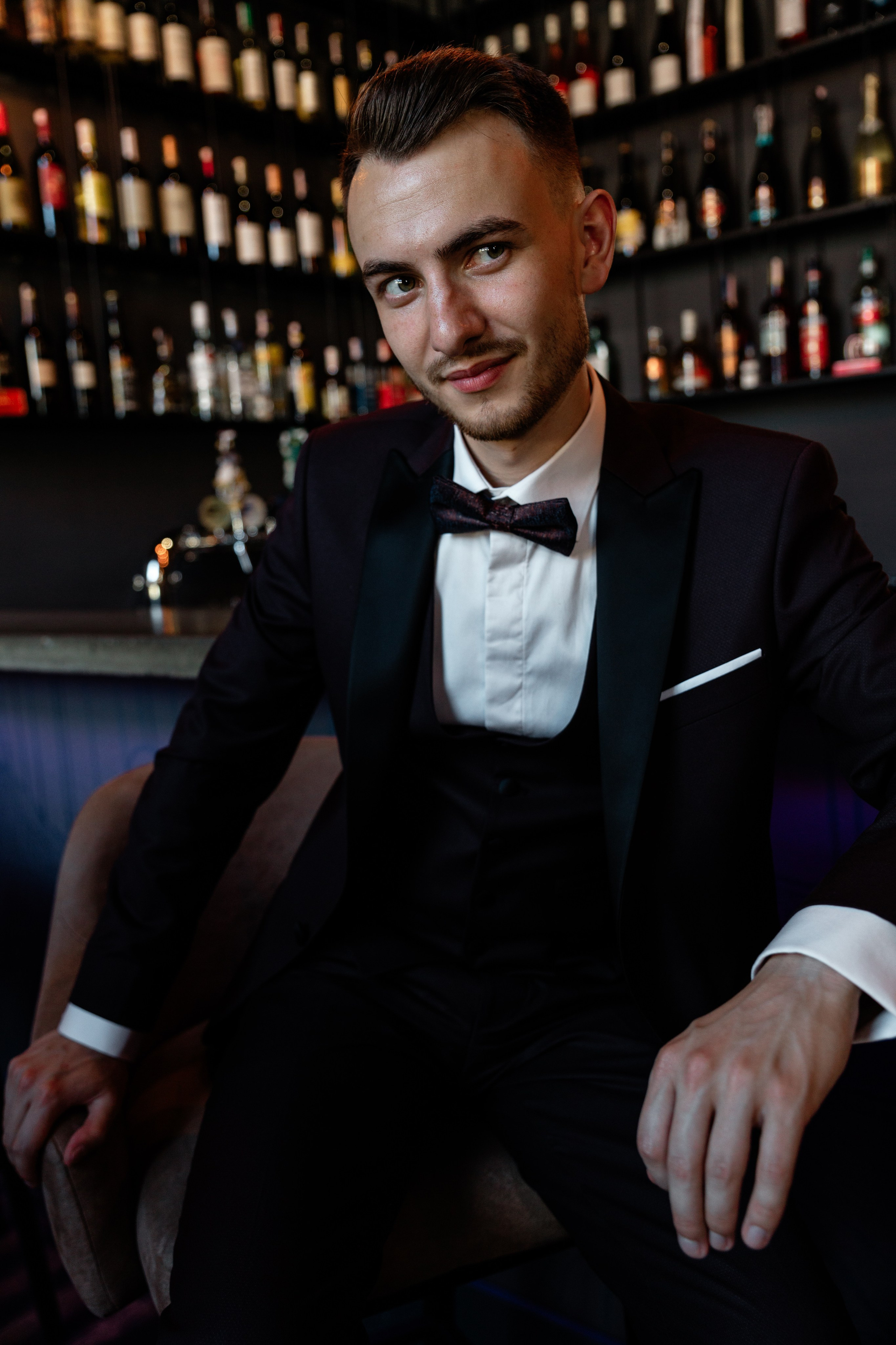 Необычная крытая локация для свадебной фотосессии в Минске — фотосъёмка в библиотеке