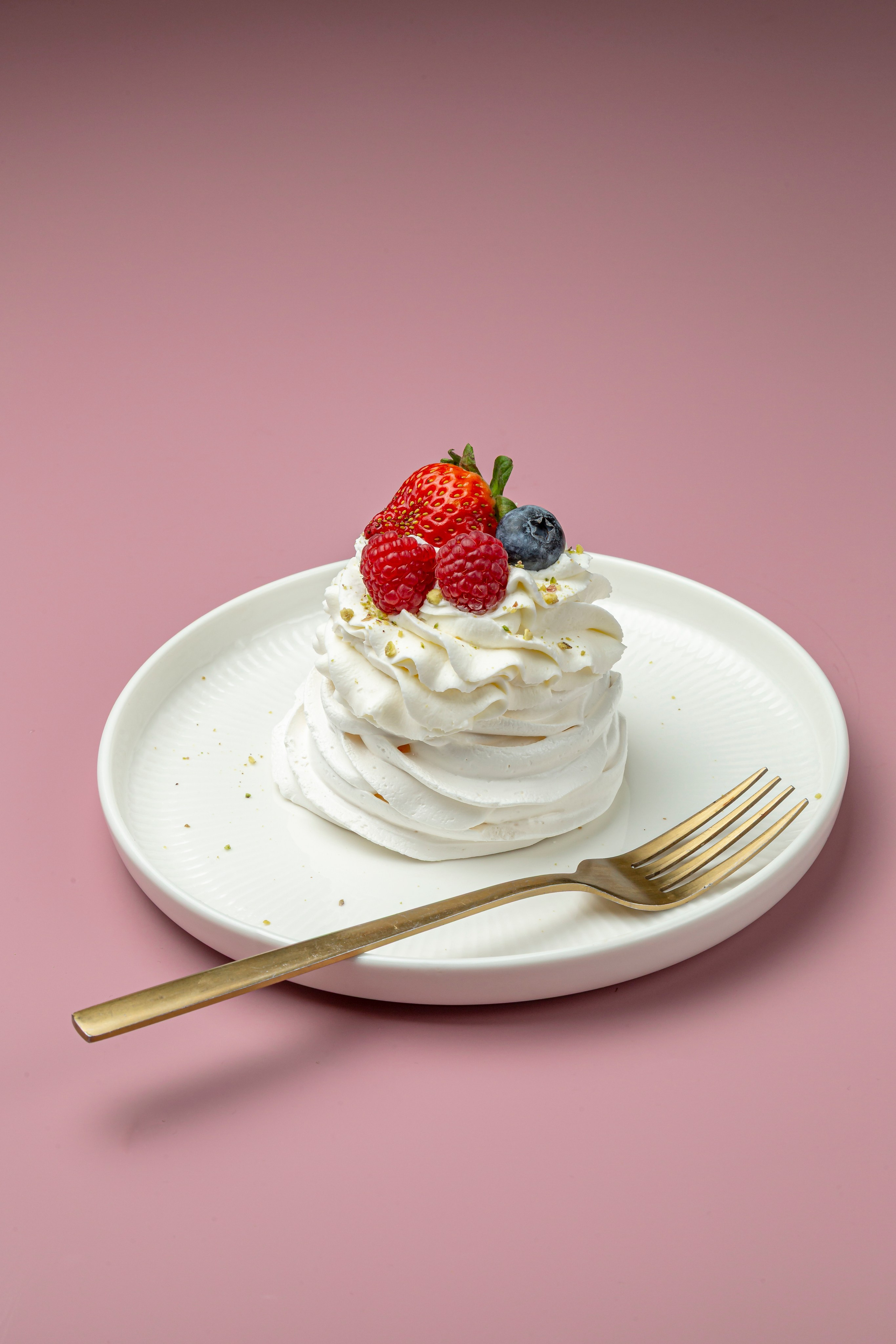 Десерт Павлова на тарелке с вилкой