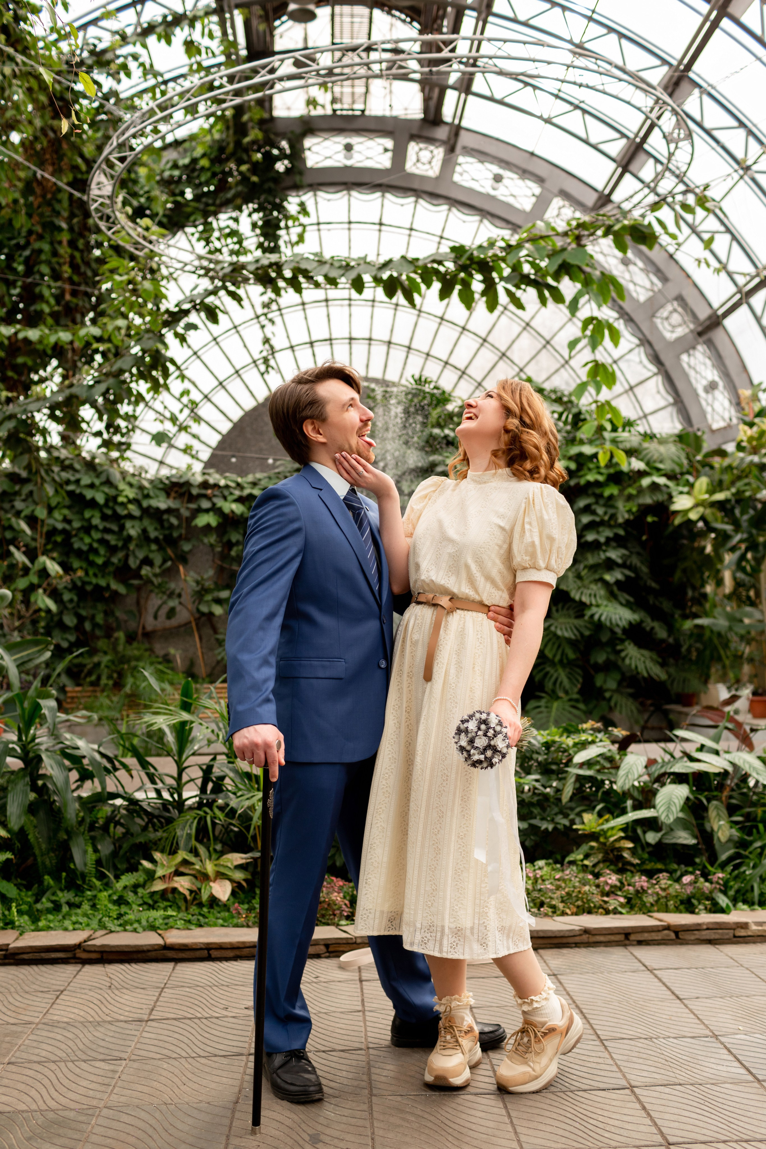 Стильный свадебный образ: жених с тростью и невеста в винтажном платье.