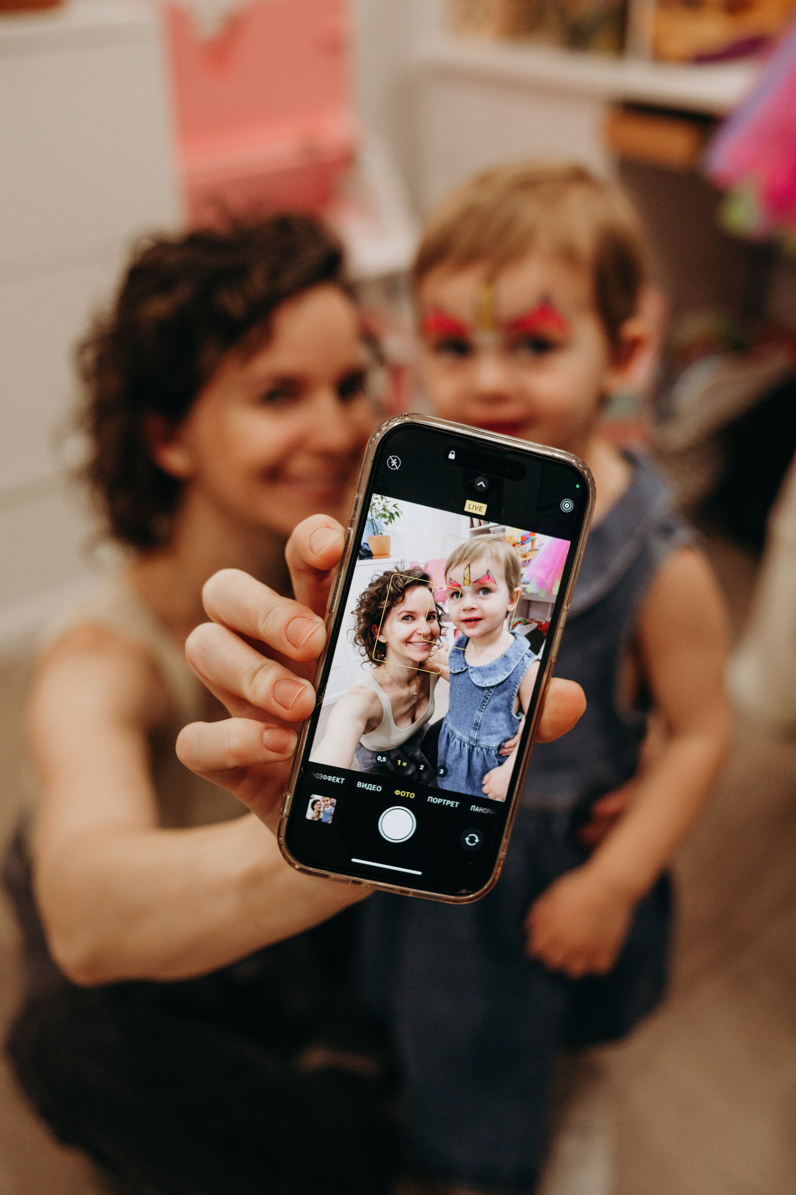 Девушка фотографируется на мастер-классе по живописи в студии Санкт-Петербурга.