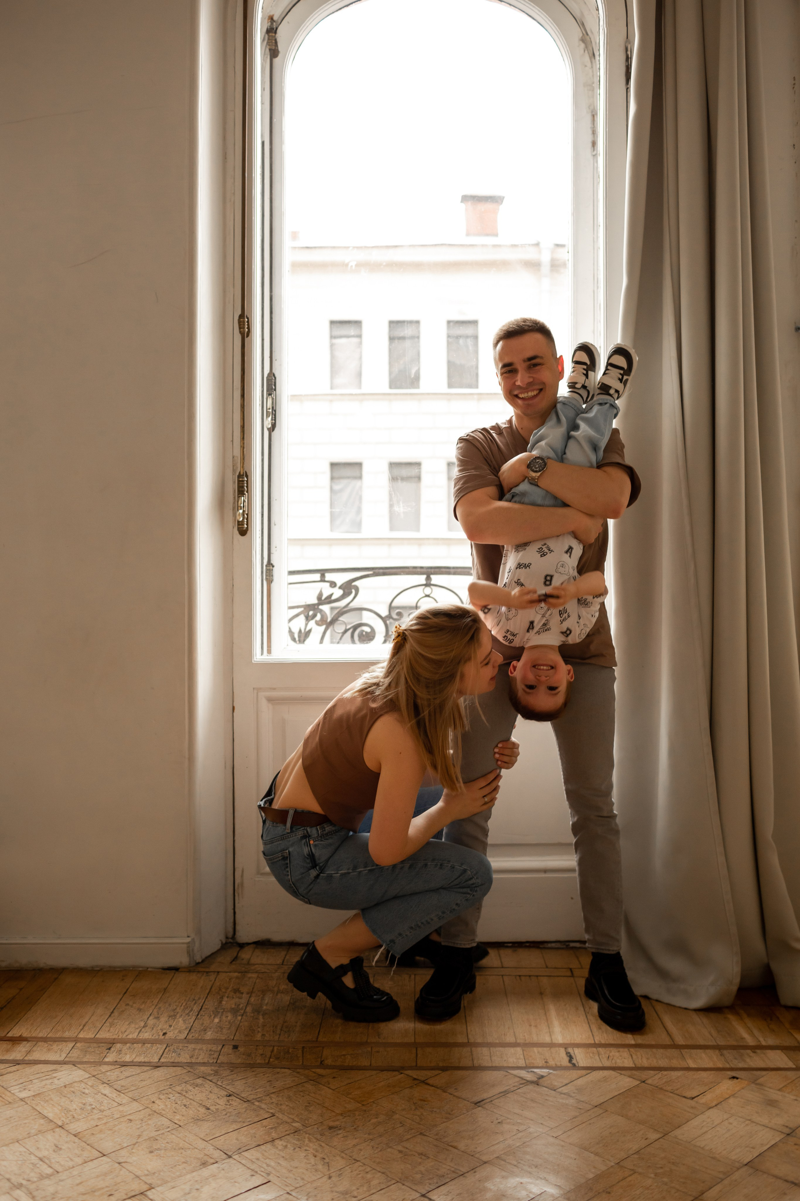 Семейная фотосессия в студии: семья в бежевом образе.