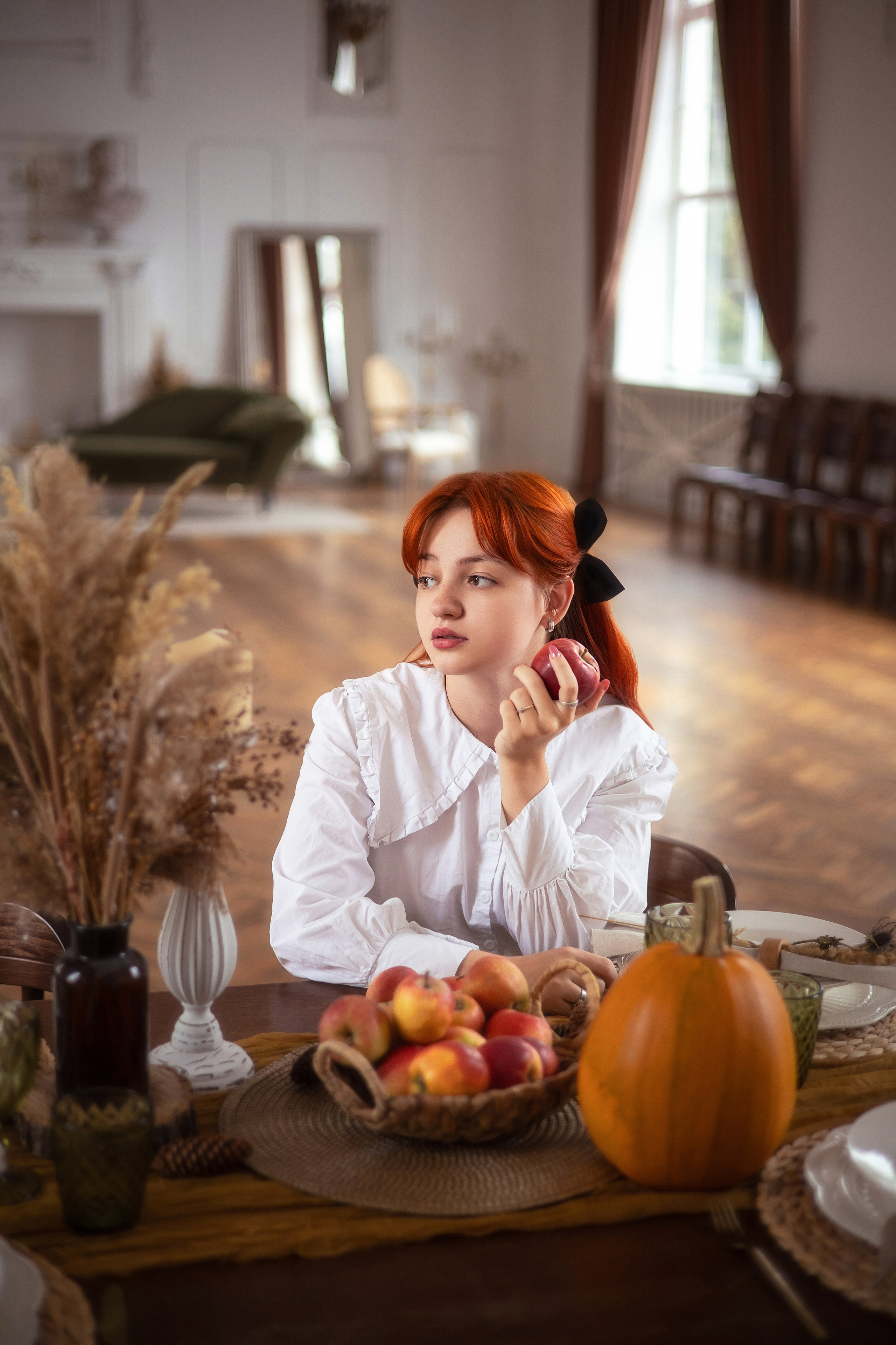 Женский портрет в студии с мягким светом: модель в элегантном образе на фоне классических декораций. Естественные эмоции и профессиональный свет