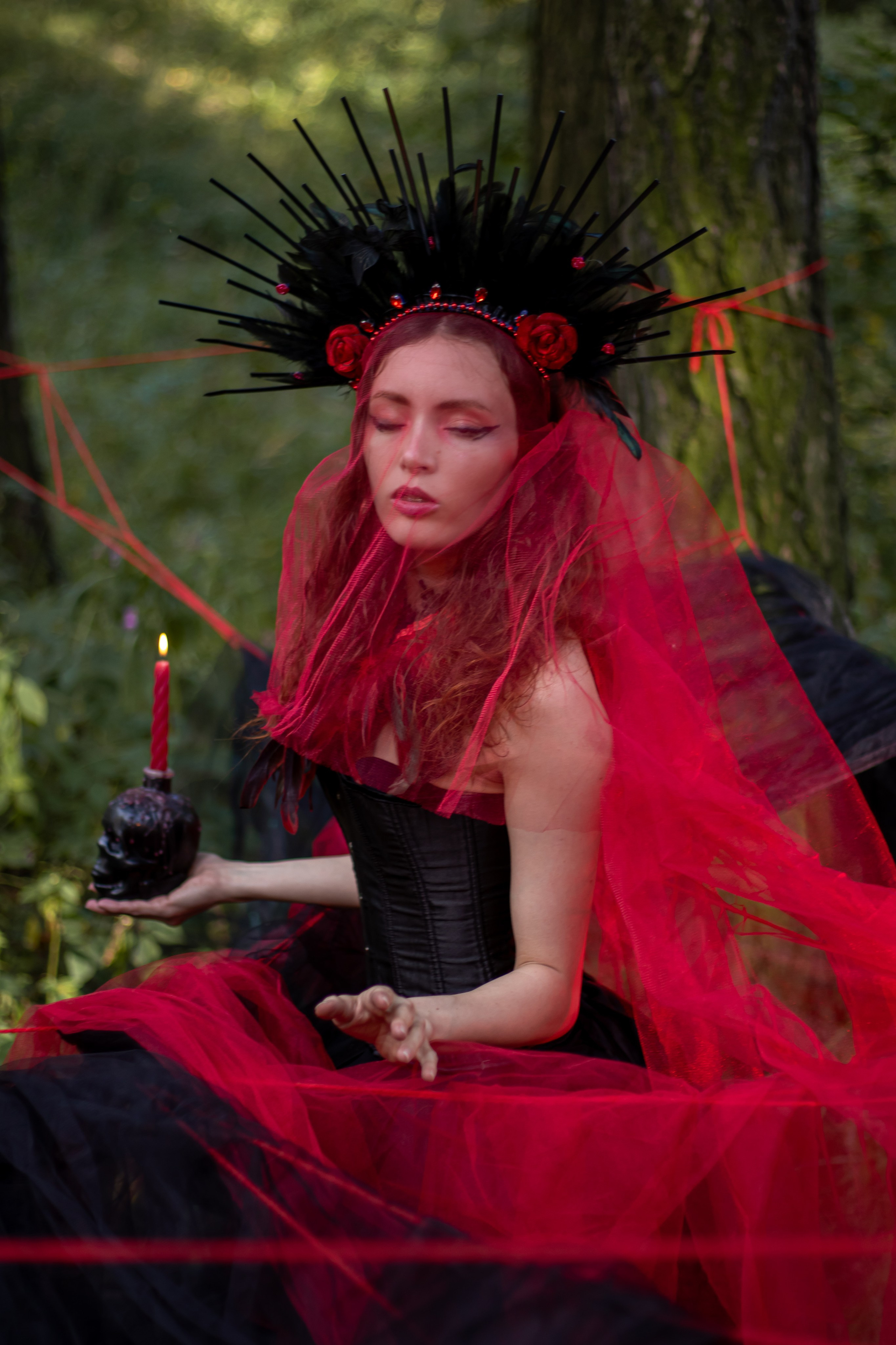 Тематическая фотосессия в алом образе с короной в лесу — фотограф Карасёва Елена, Московская область