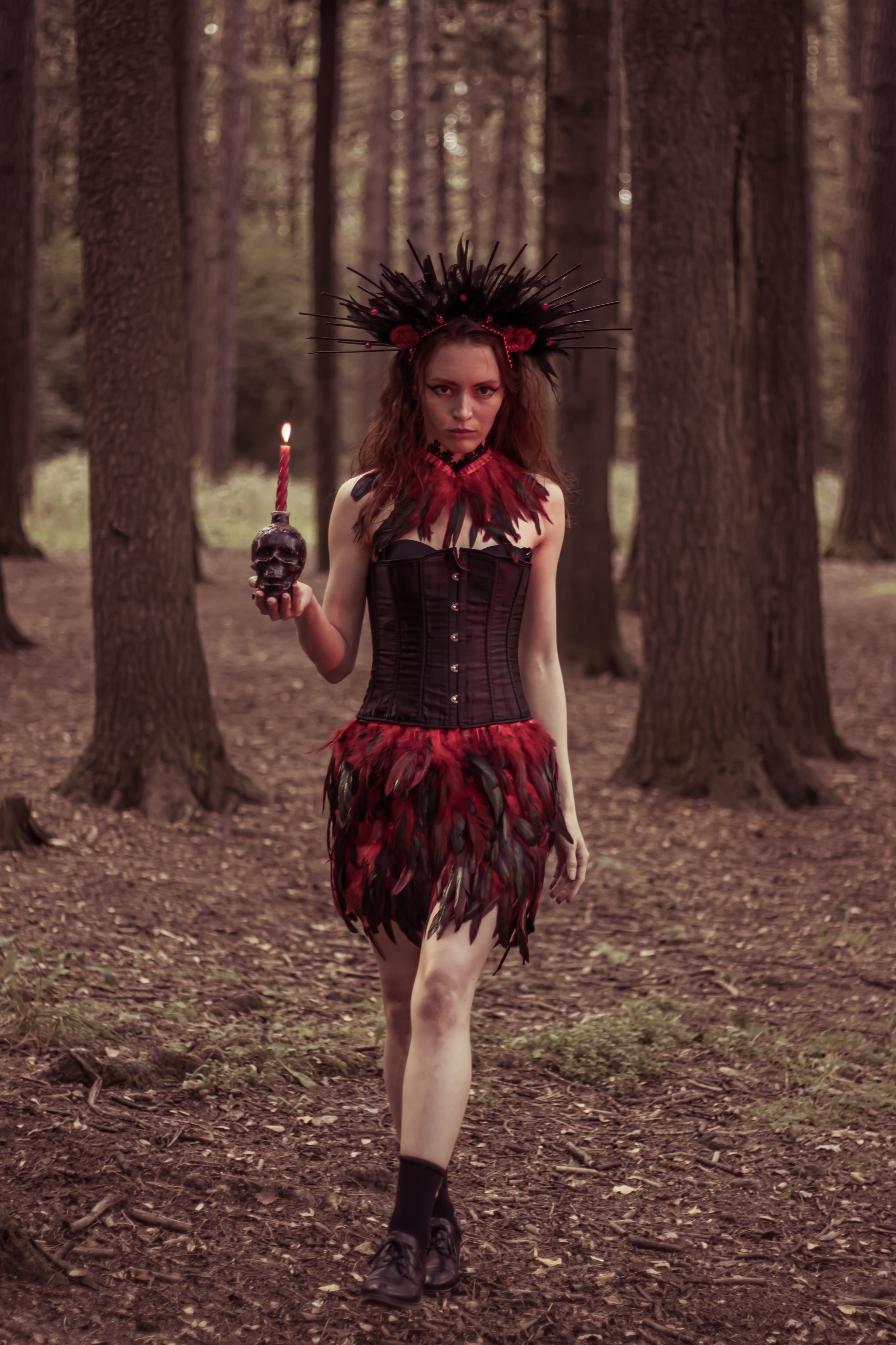 Тематическая фотосессия «Лесной ритуал» в образе тёмной героини в лесу — фотограф Карасёва Елена, Московская область