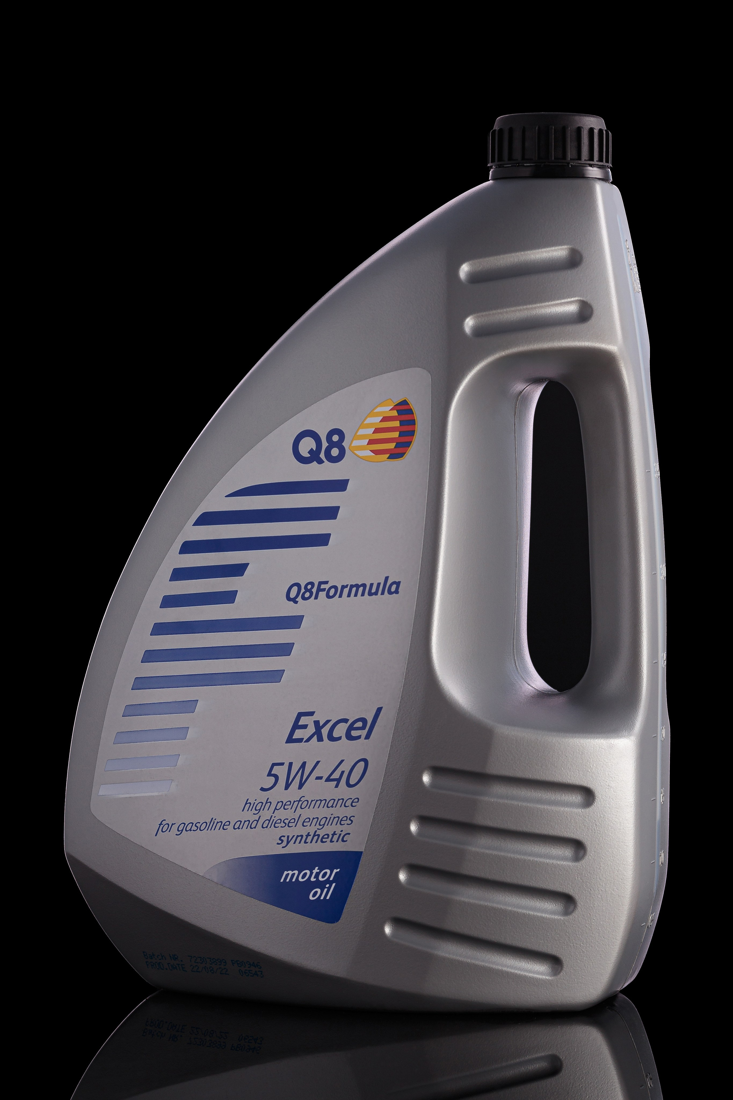 Предметное фото на етмном фоне упаковки моторного масла