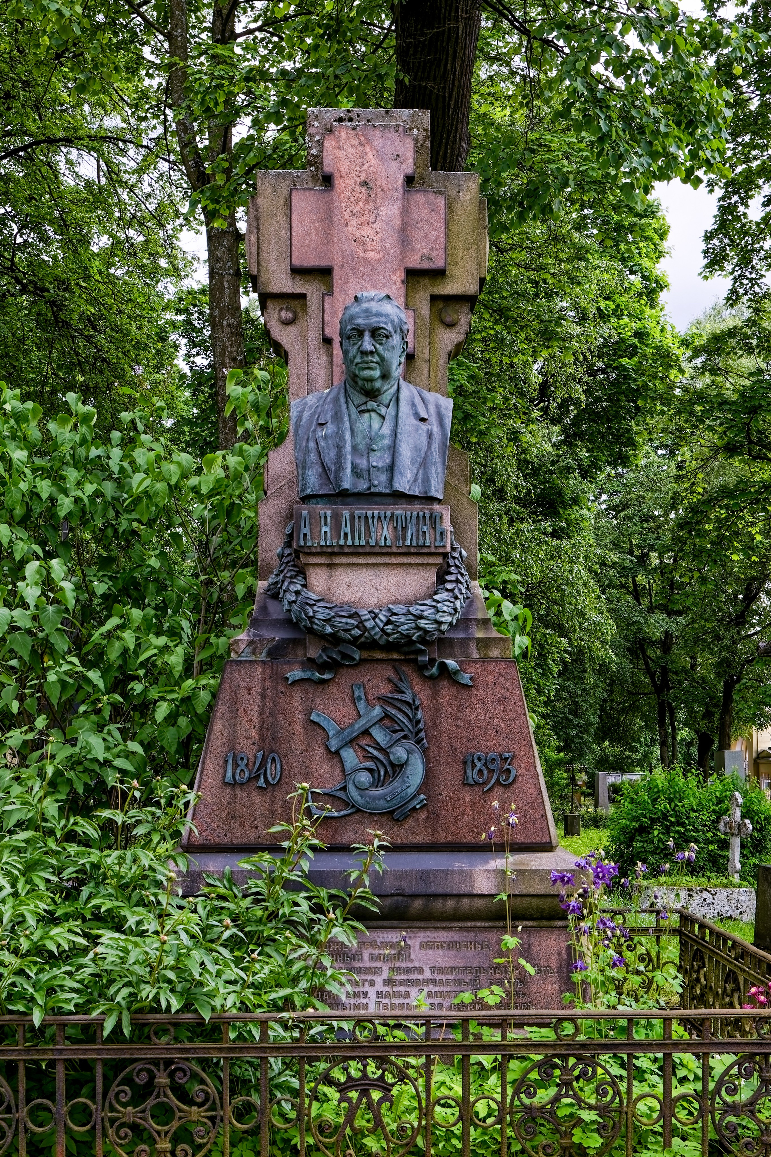 Памятник поэту Алексею Апухтину, бронзовый бюст на красном граните, Литераторские мостки, Волковское кладбище, Санкт-Петербург.