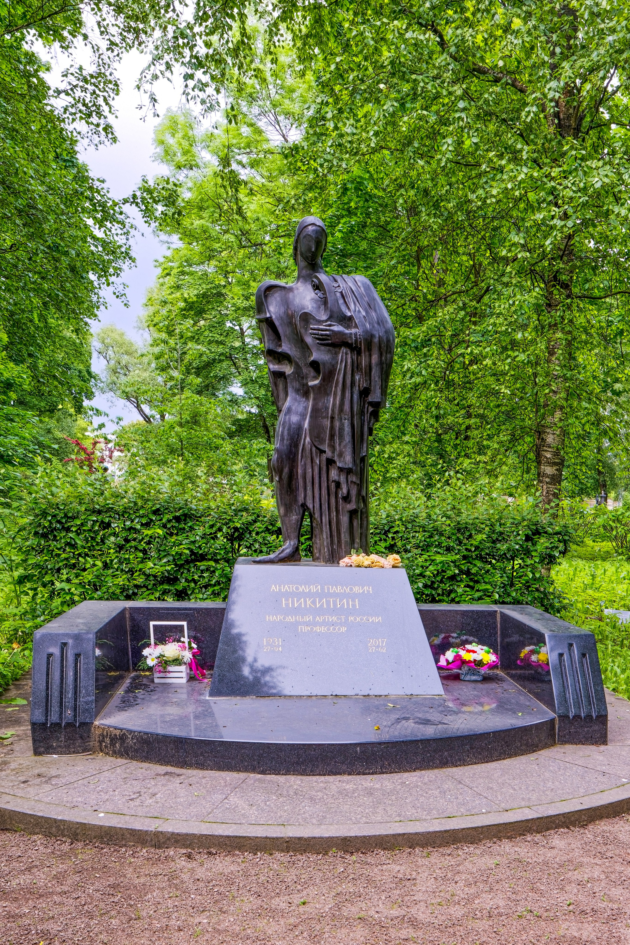 Бронзовый виолончелист Анатолий Никитин, мемориал на Литераторских мостках, Волковское кладбище в Петербурге.