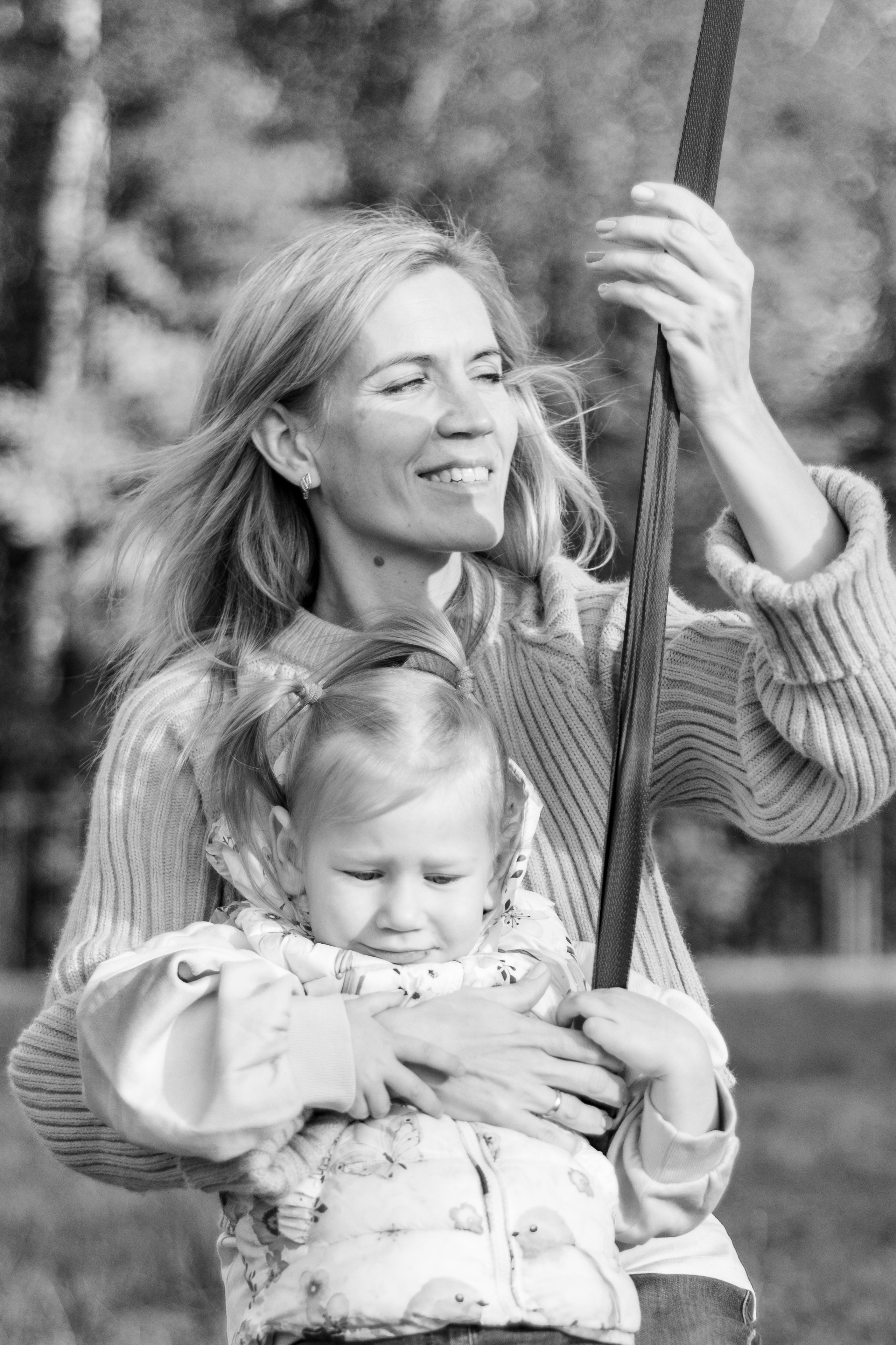 Влюбленная пара обнявшись стоят на берегу озера