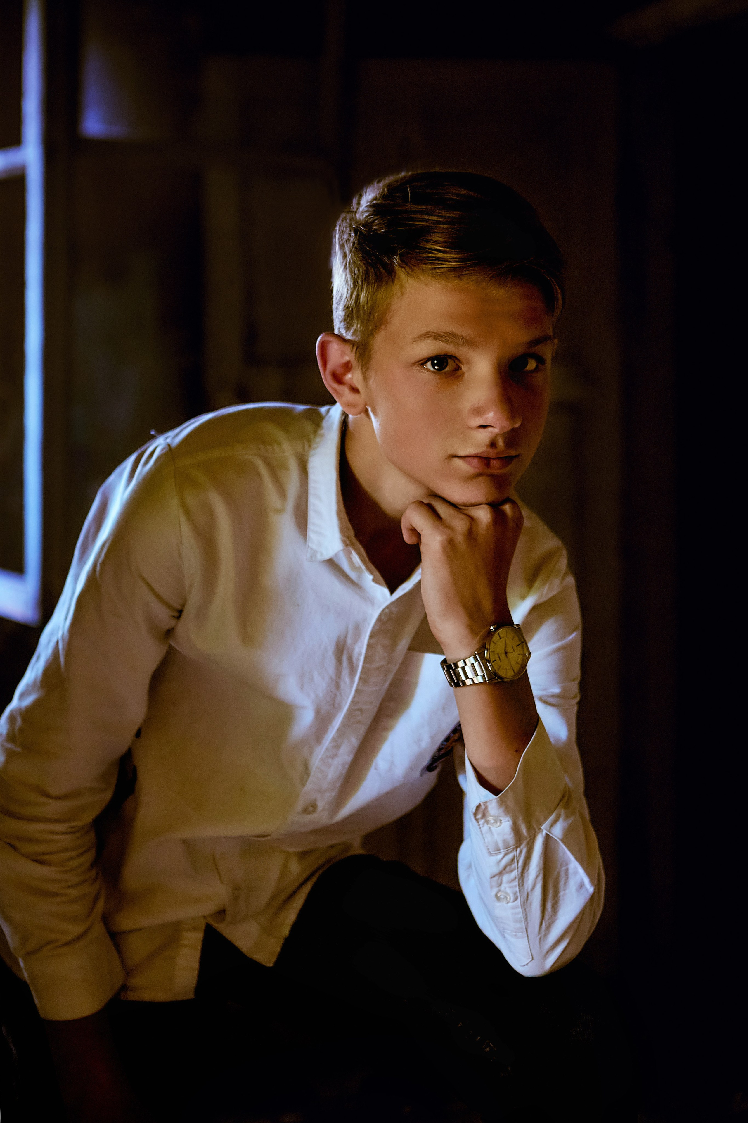 Творческий проект в деловом стиле в старом разрушенном здании. Православный портретный фотограф Николай Голованов проводит творческие съемки портретов всех жанров.