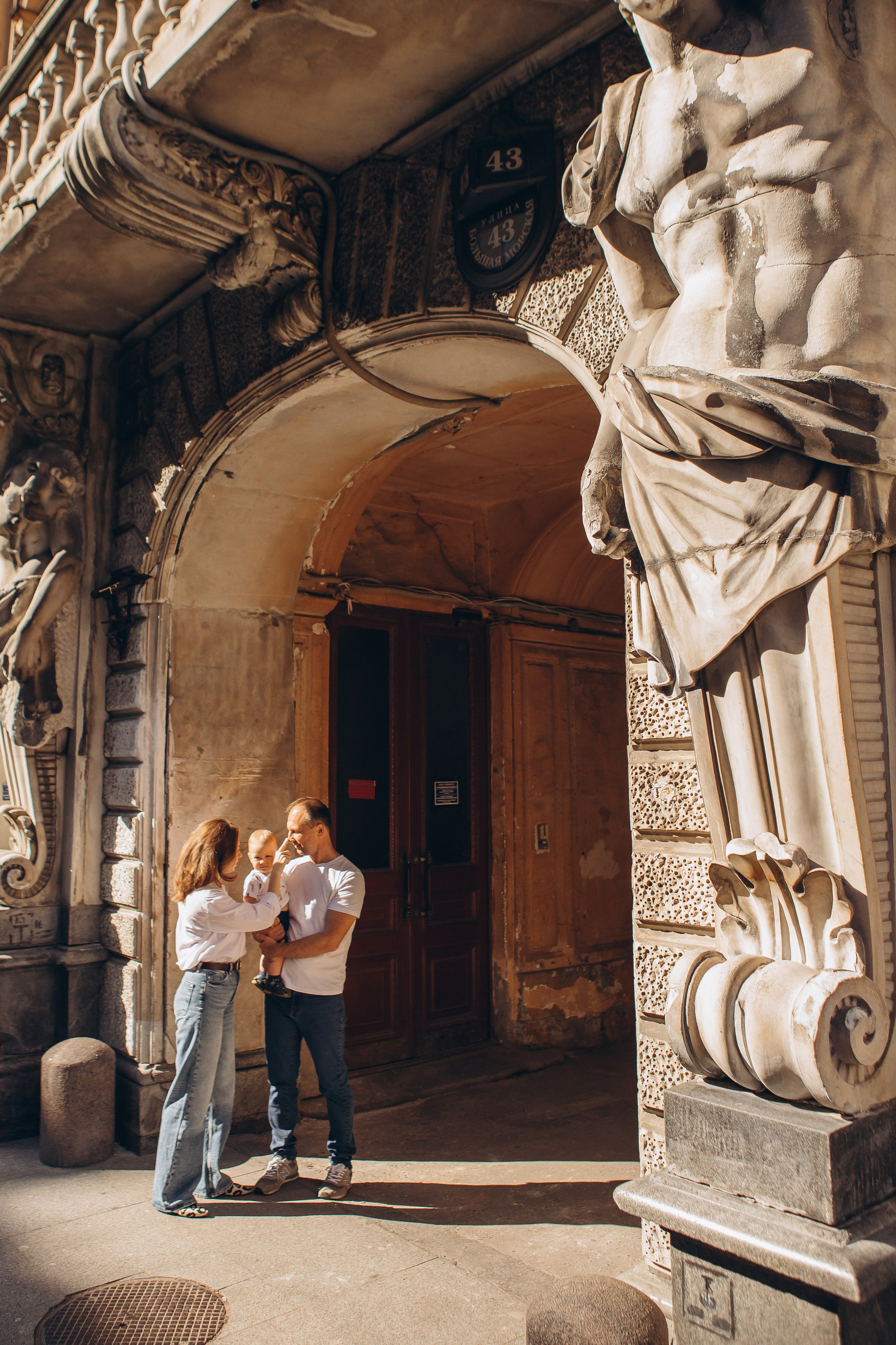 Фото семьи на фоне фактурной арки в Санкт-Петербурге, фотосессия прогулка по спб. Детский и семейный фотограф Маруся Самылкина.