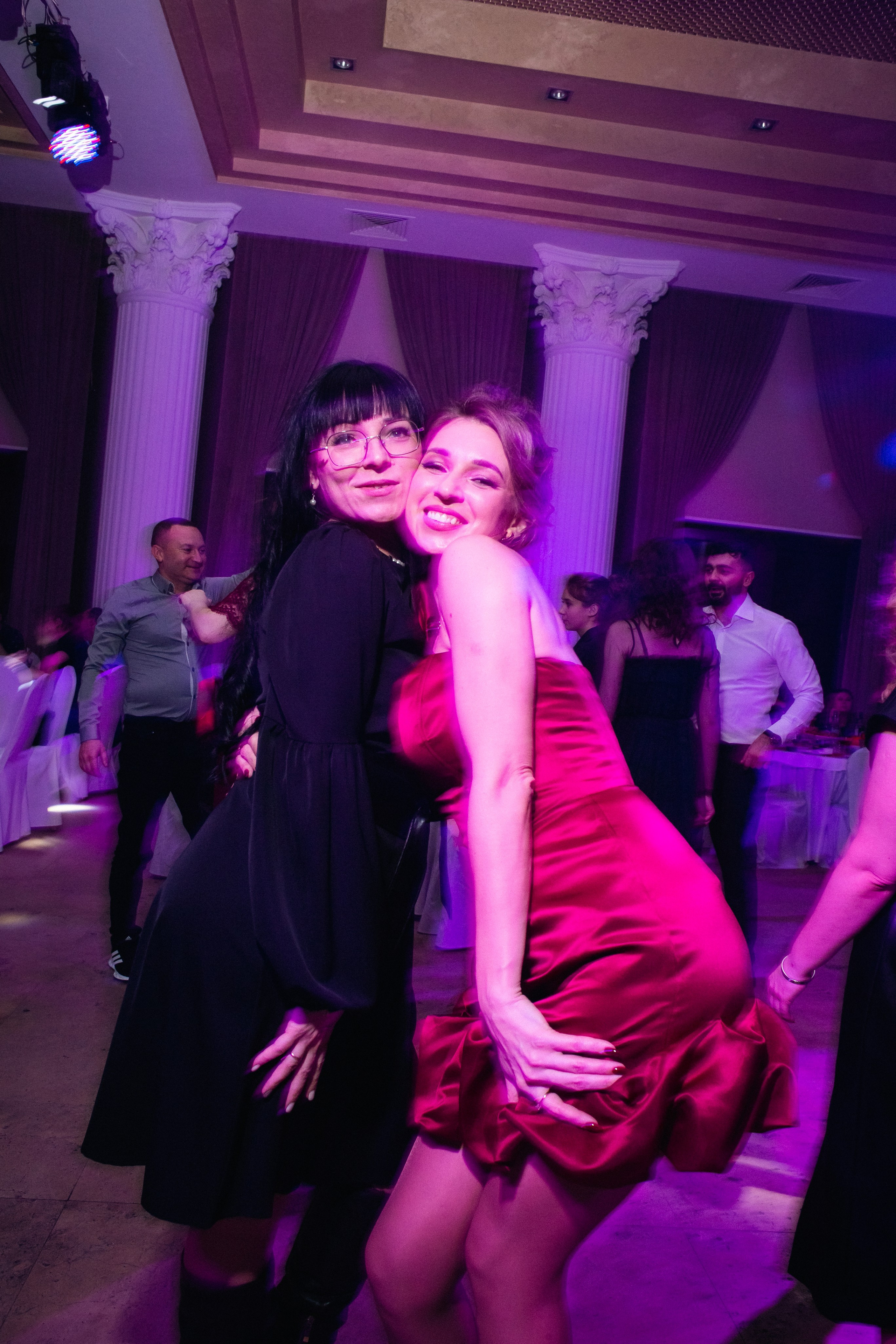 Съемка корпоратива: девушки позируют на танцполе