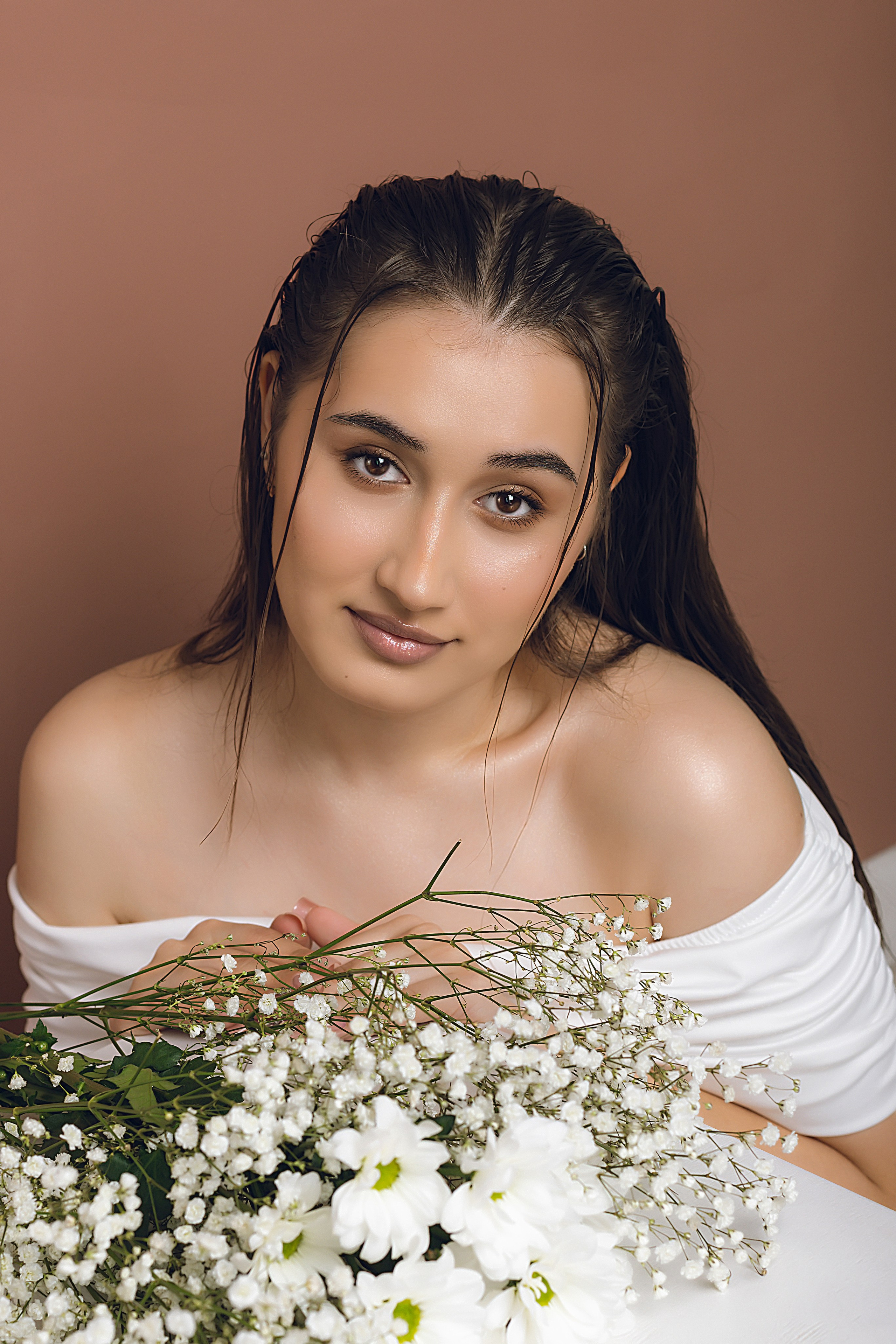 Детский черно-белый портрет девочки на стуле.