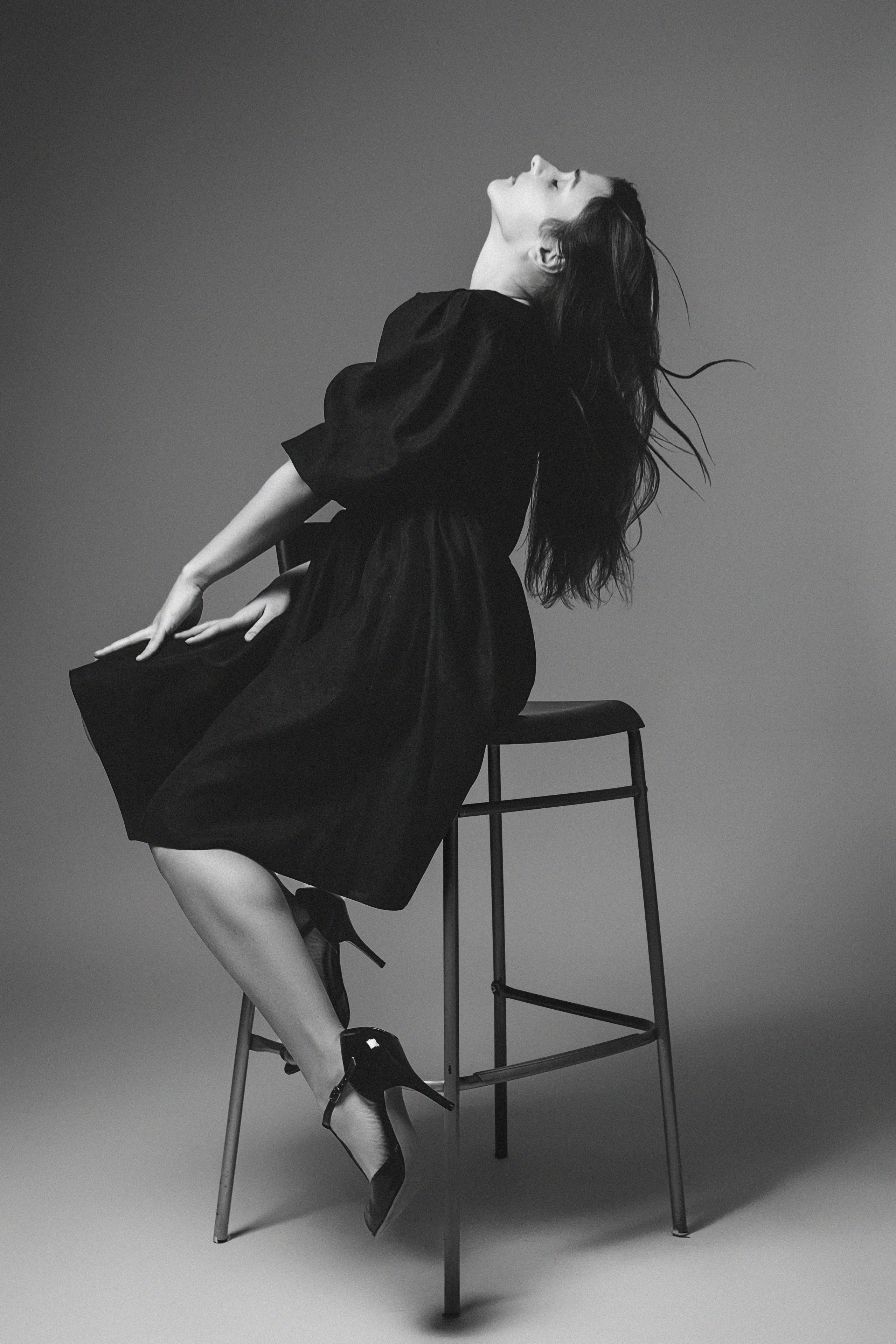 Девушка блондинка в цветущем вишневом саду.