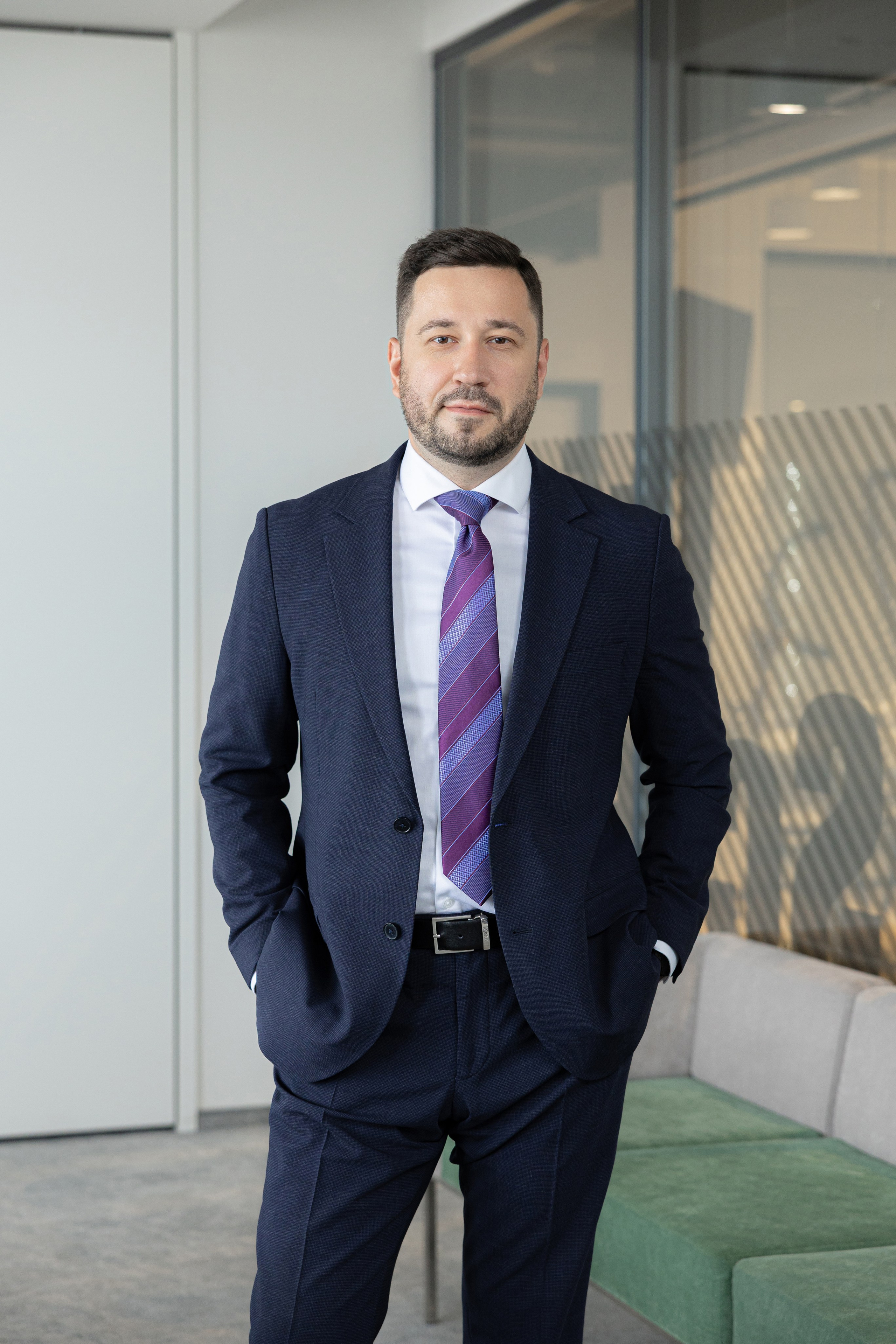 Бизнес-портрет мужчины на темном фоне