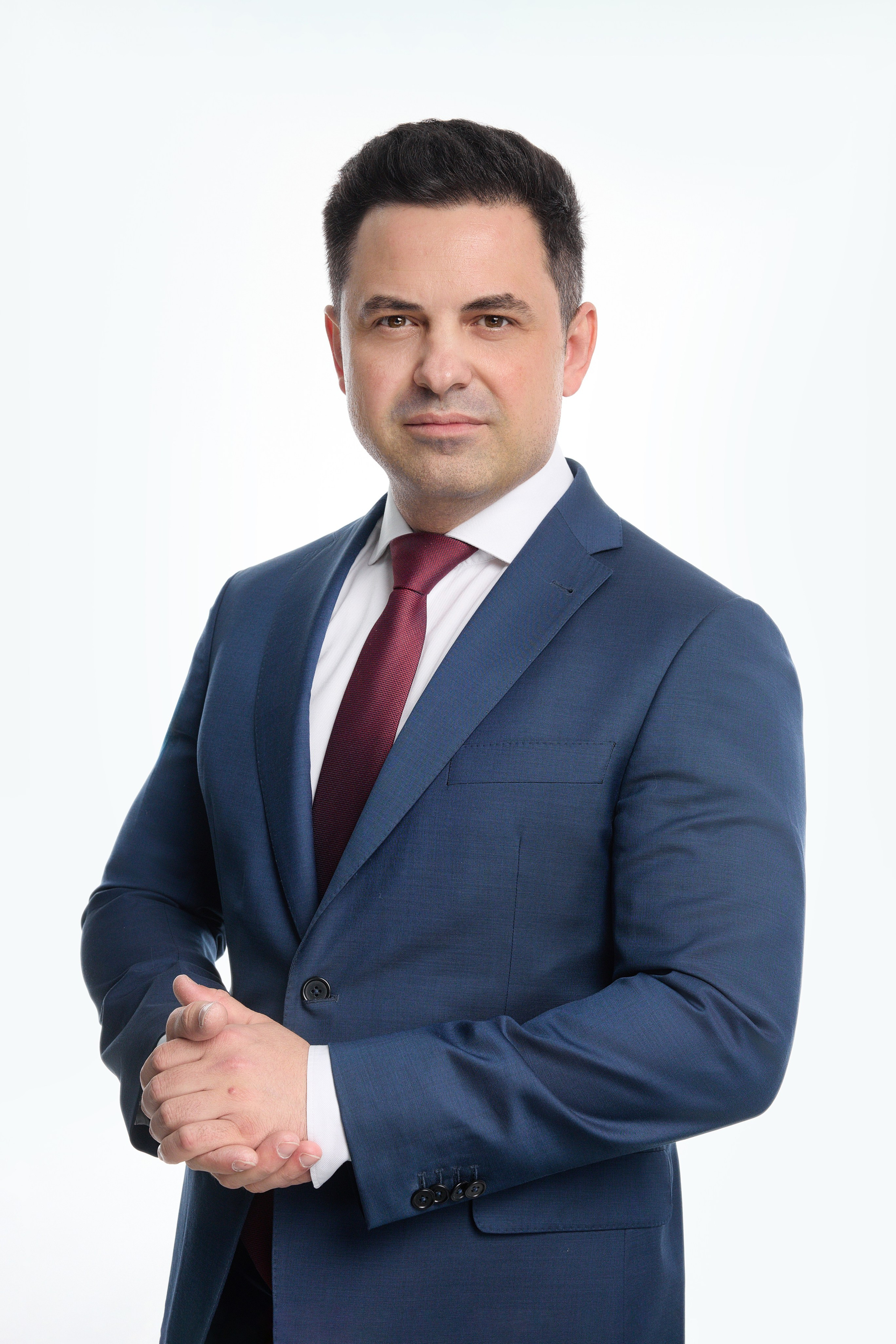 Деловой портрет мужчины на белом фоне