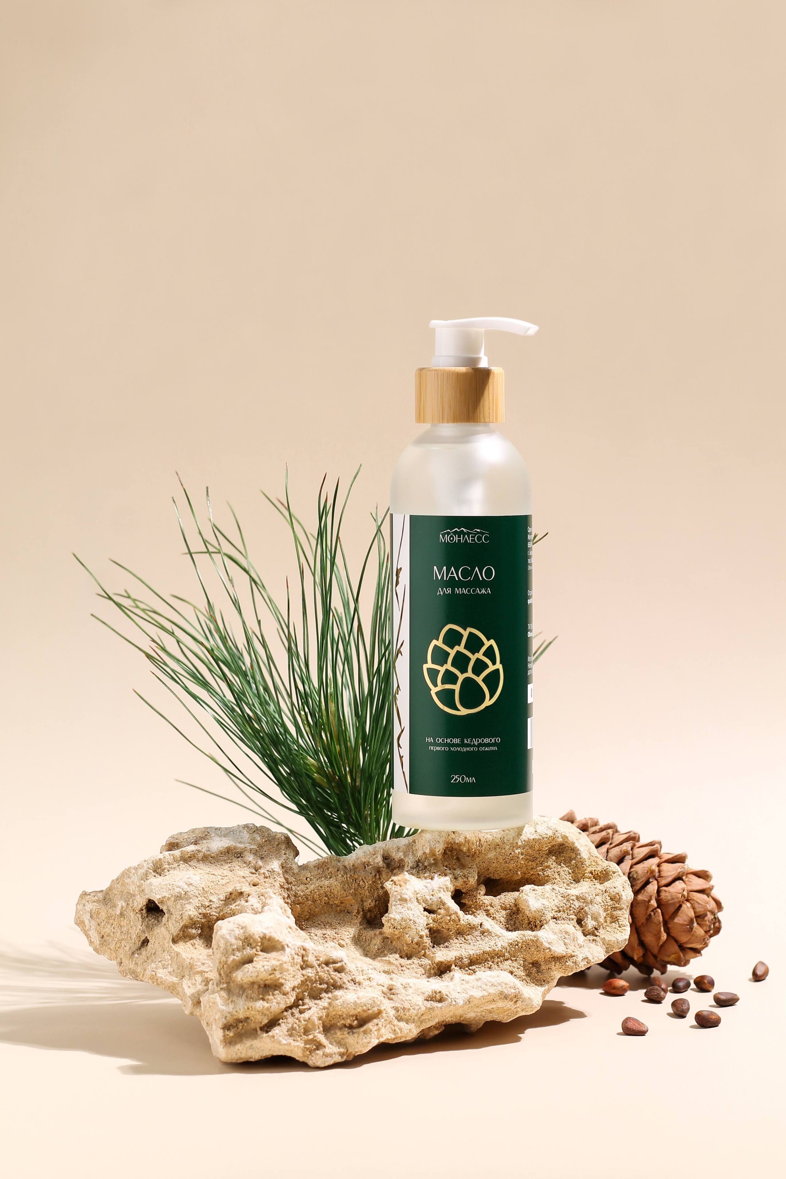 травяной чай в пакете лежит на столе, рядом кружка с чаем и чайник, россыпь чая на столе. Фотограф для маркетплейсов в Барнауле