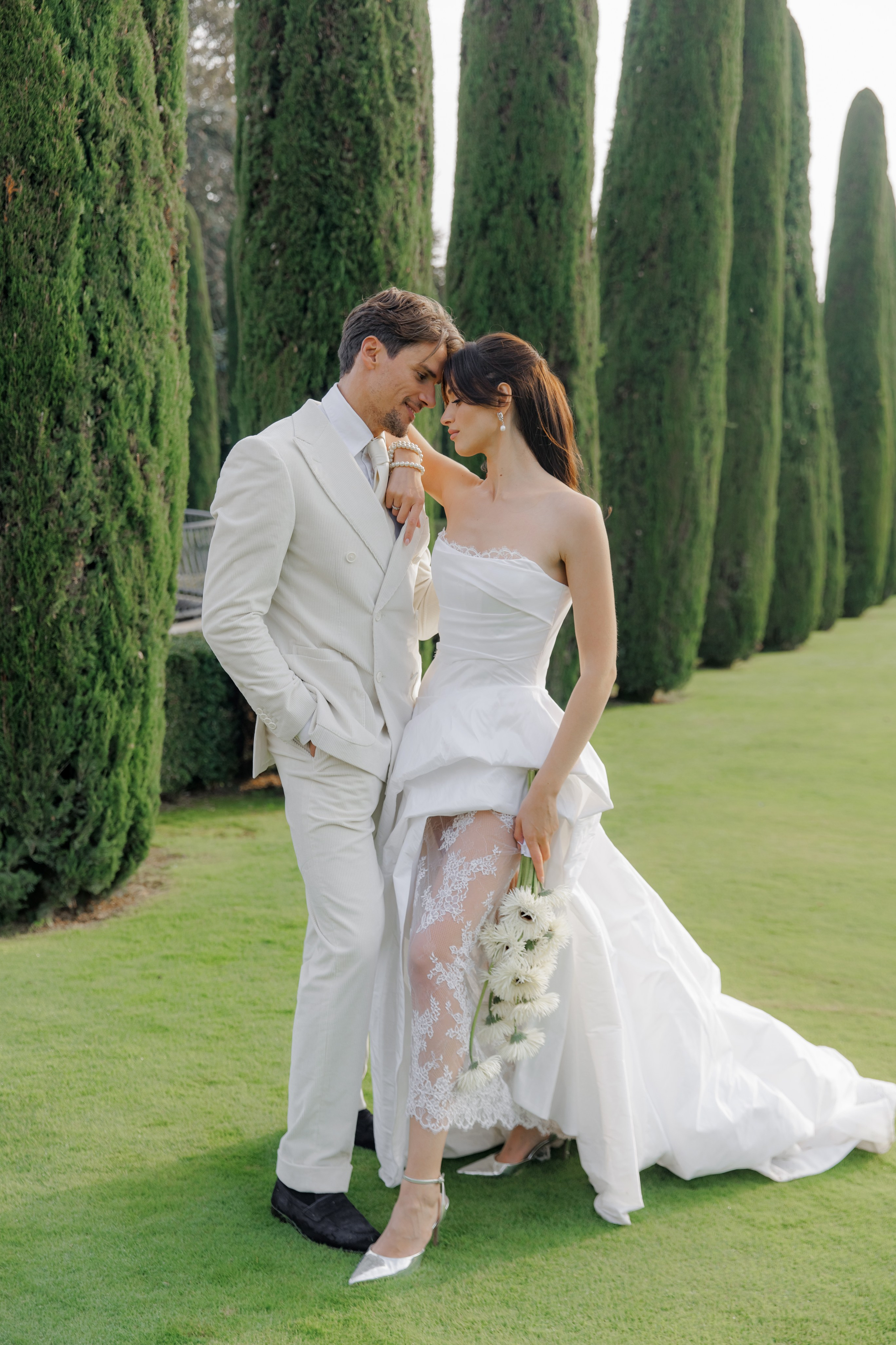 Жених и невеста на прогулке, свадебная фотосъёмка в Ярославле