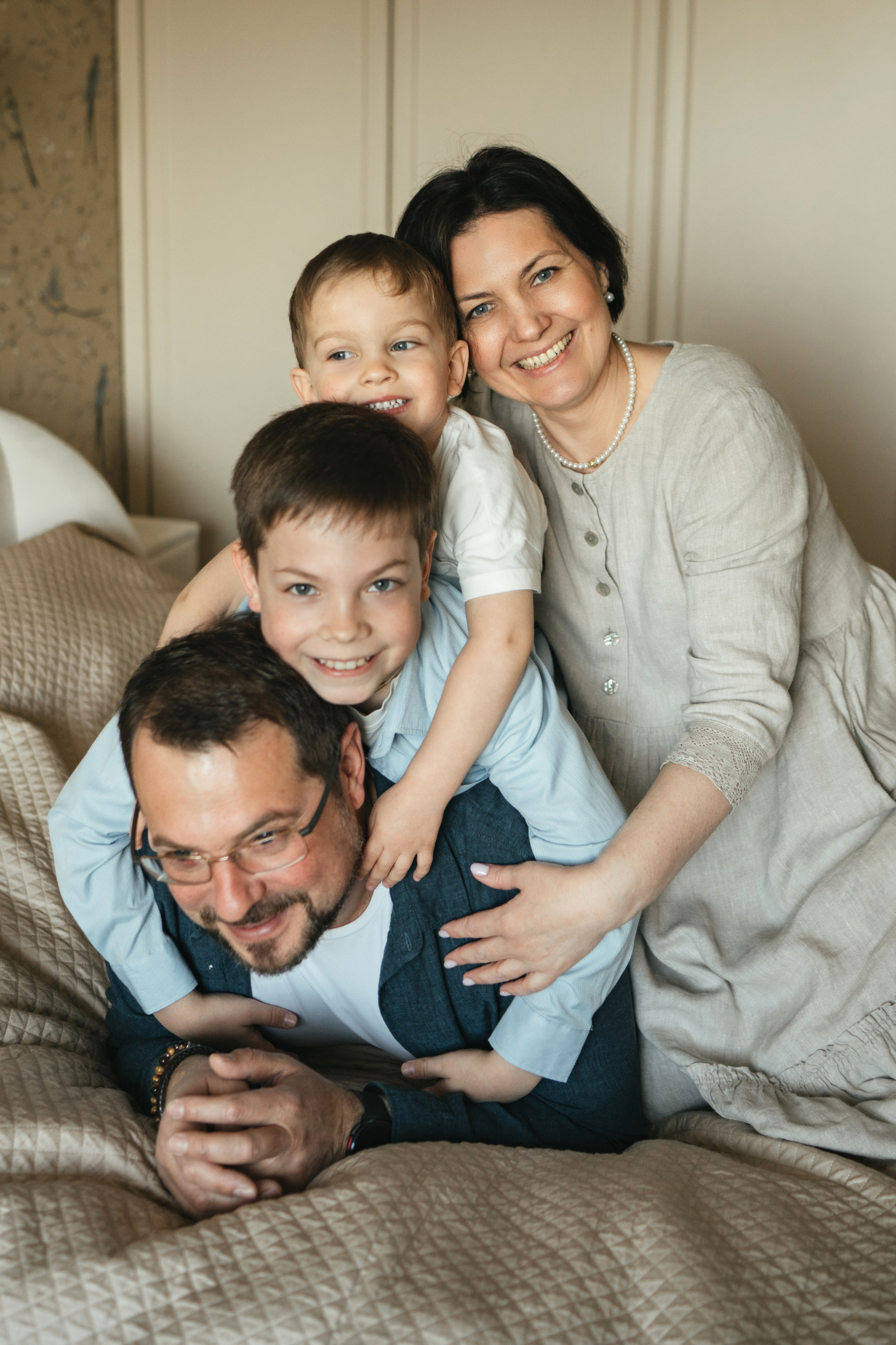 Семейная фотосессия дома: Родители ждут малыша