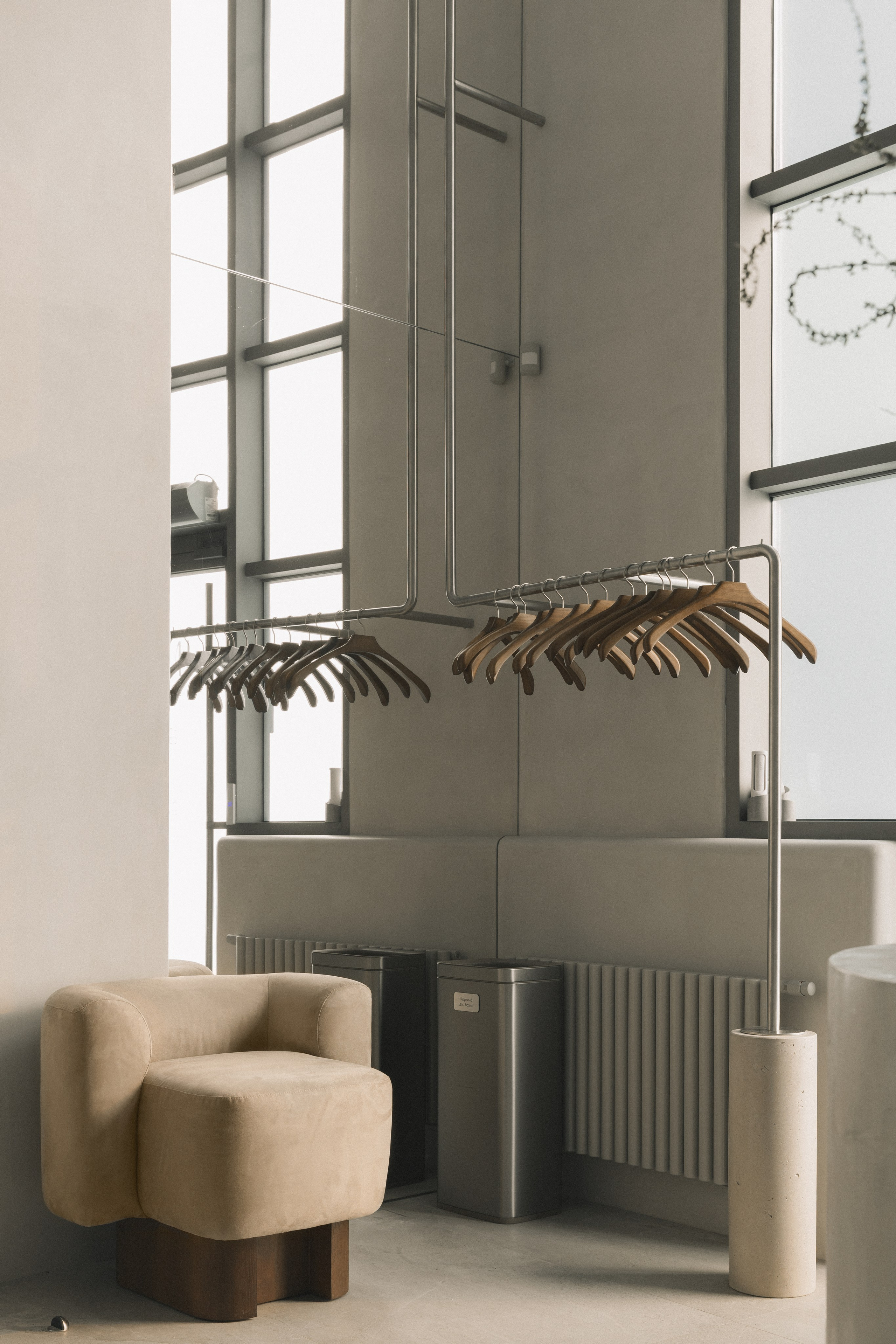 Кейс: Не просто интерьер. Ощущение. Съёмка для премиум-салона Lumi. Кристина Бирон — контент-креатор: Reels, фото/видео для бизнеса в СПб и Москве + AI-контент по РФ