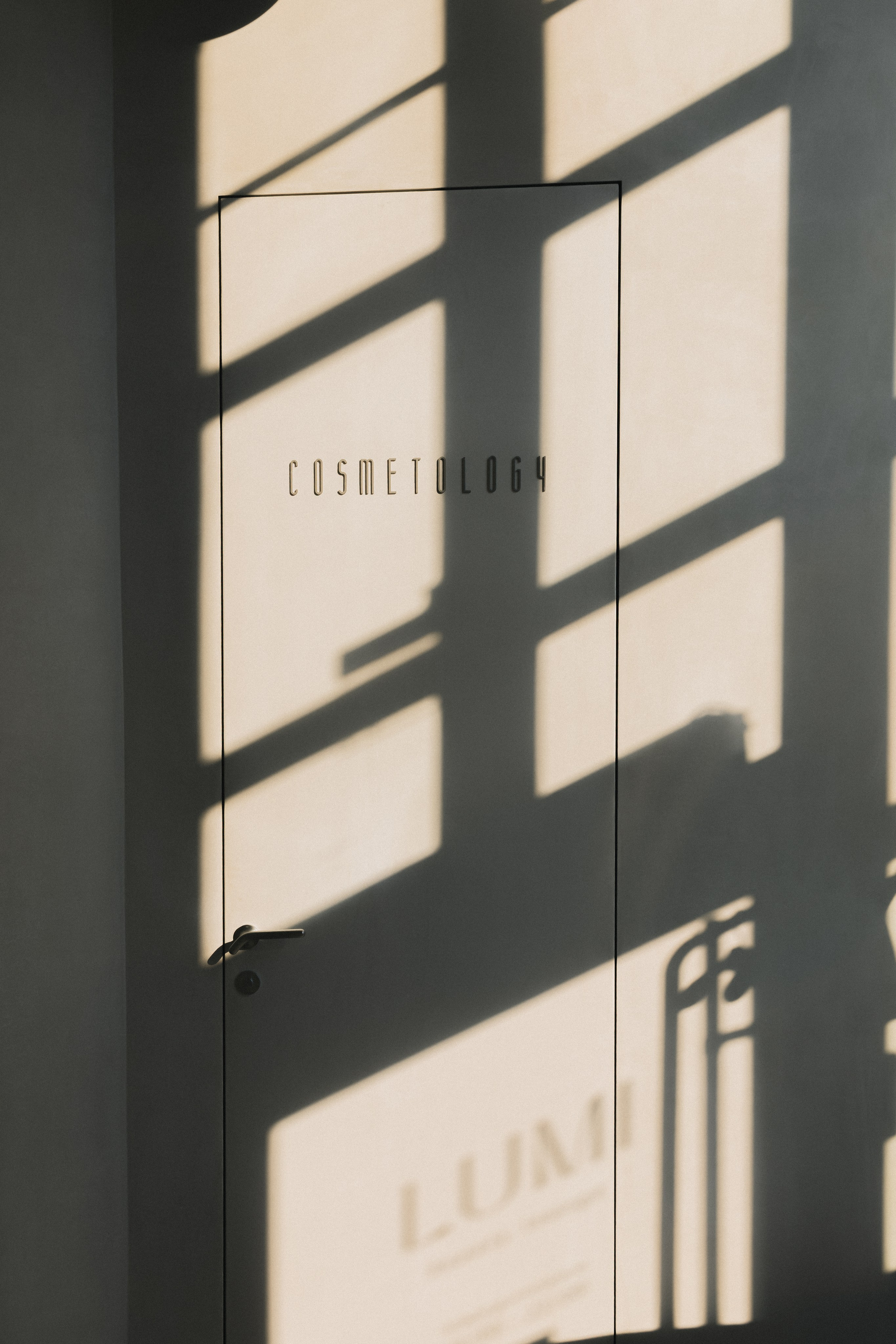 Кейс: Не просто интерьер. Ощущение. Съёмка для премиум-салона Lumi. Кристина Бирон — контент-креатор: Reels, фото/видео для бизнеса в СПб и Москве + AI-контент по РФ