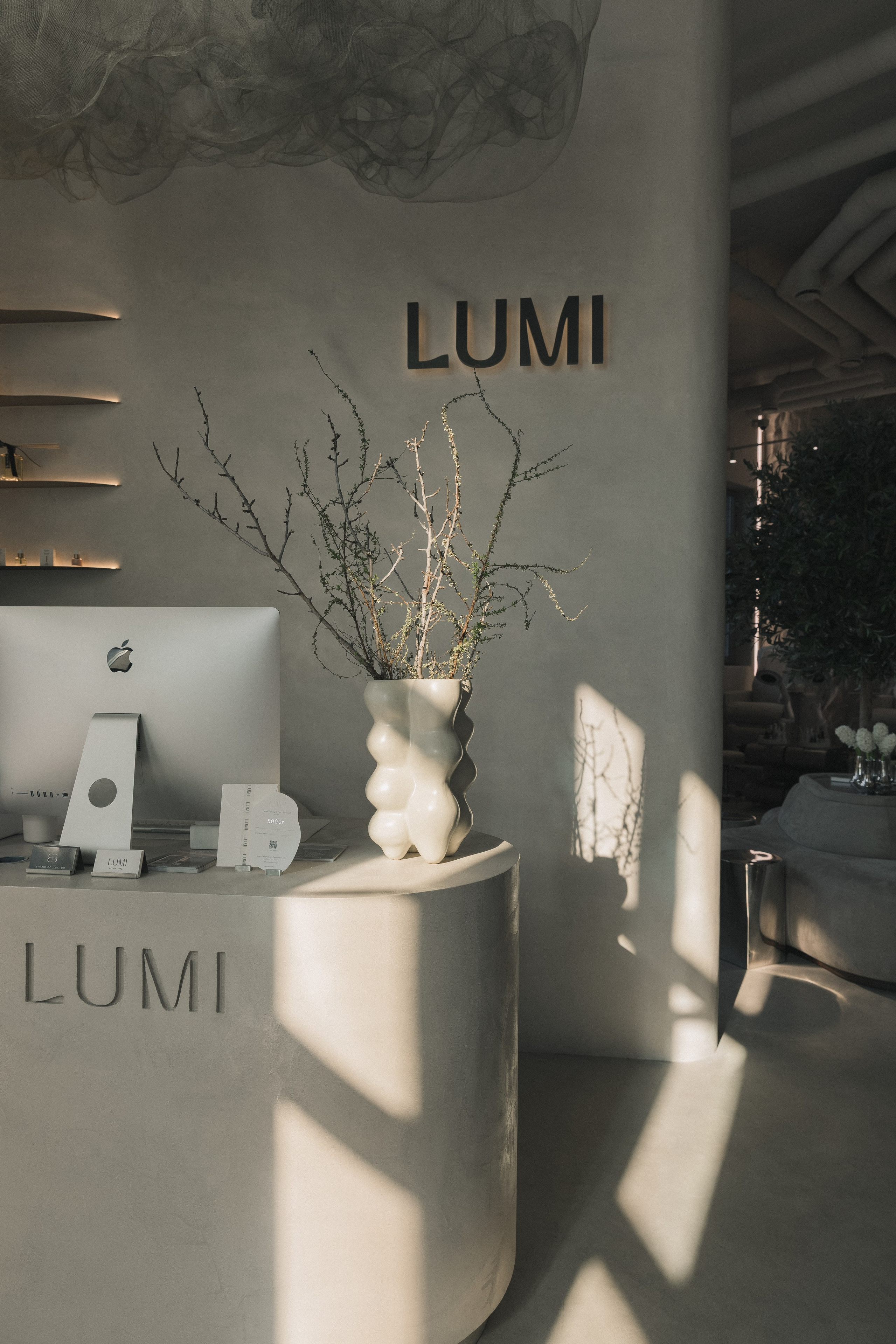 Кейс: Не просто интерьер. Ощущение. Съёмка для премиум-салона Lumi. Кристина Бирон — контент-креатор: Reels, фото/видео для бизнеса в СПб и Москве + AI-контент по РФ