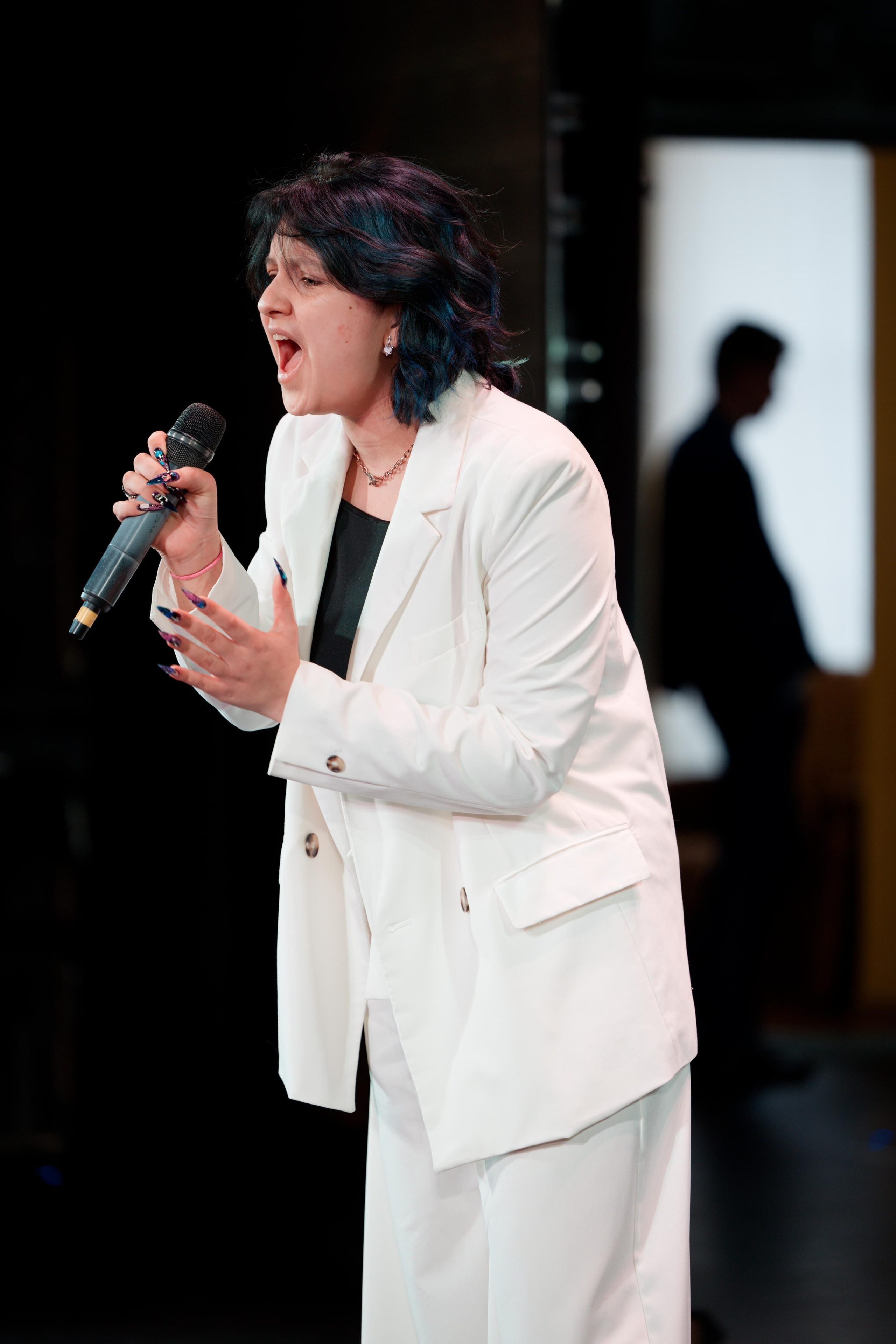 девушка поёт на конкурсе молодых исполнителей