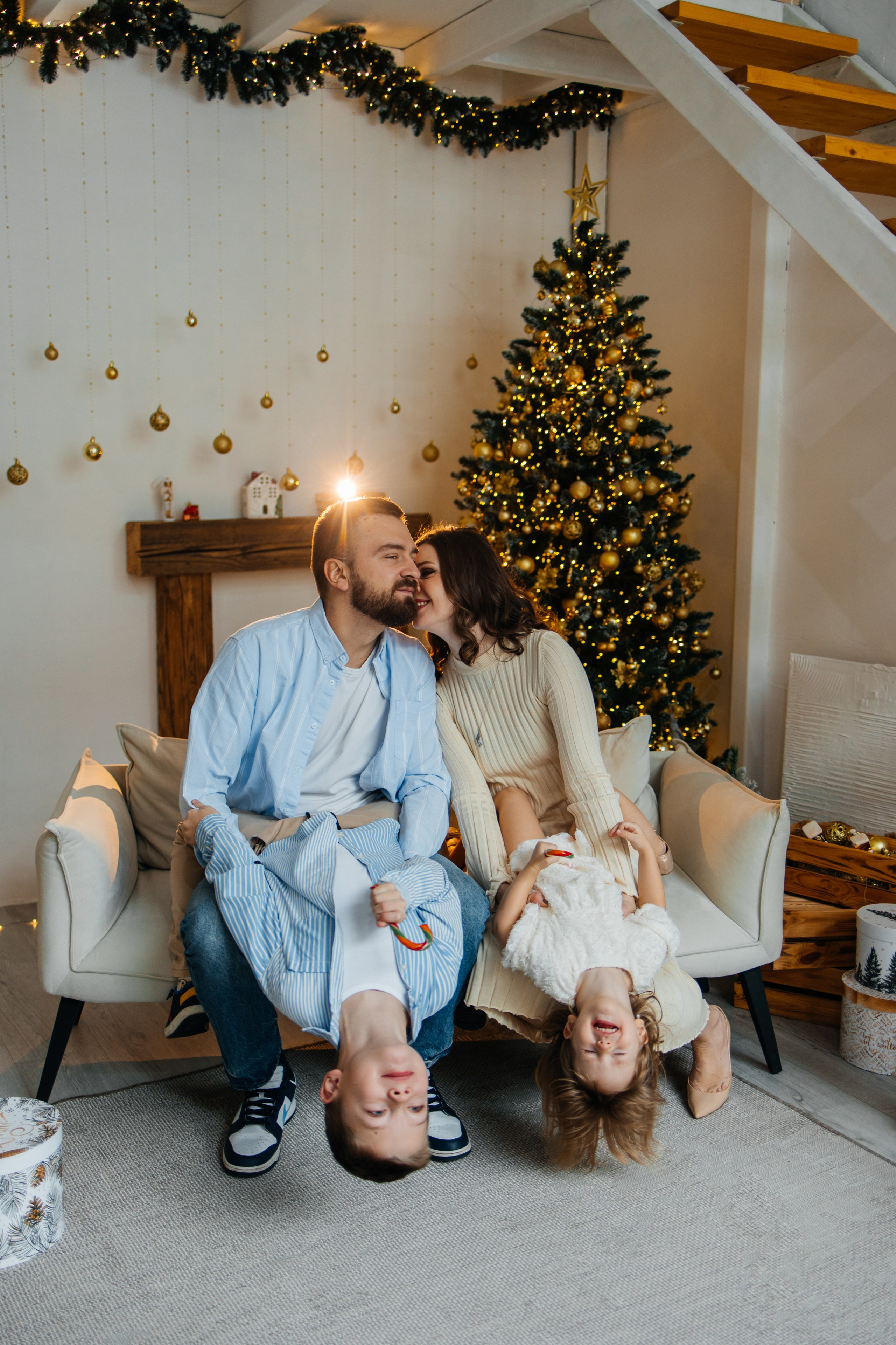 Новогодняя фотосессия ребенка в Москве: ребенок играет в снегу, радость и смех, студийная съемка