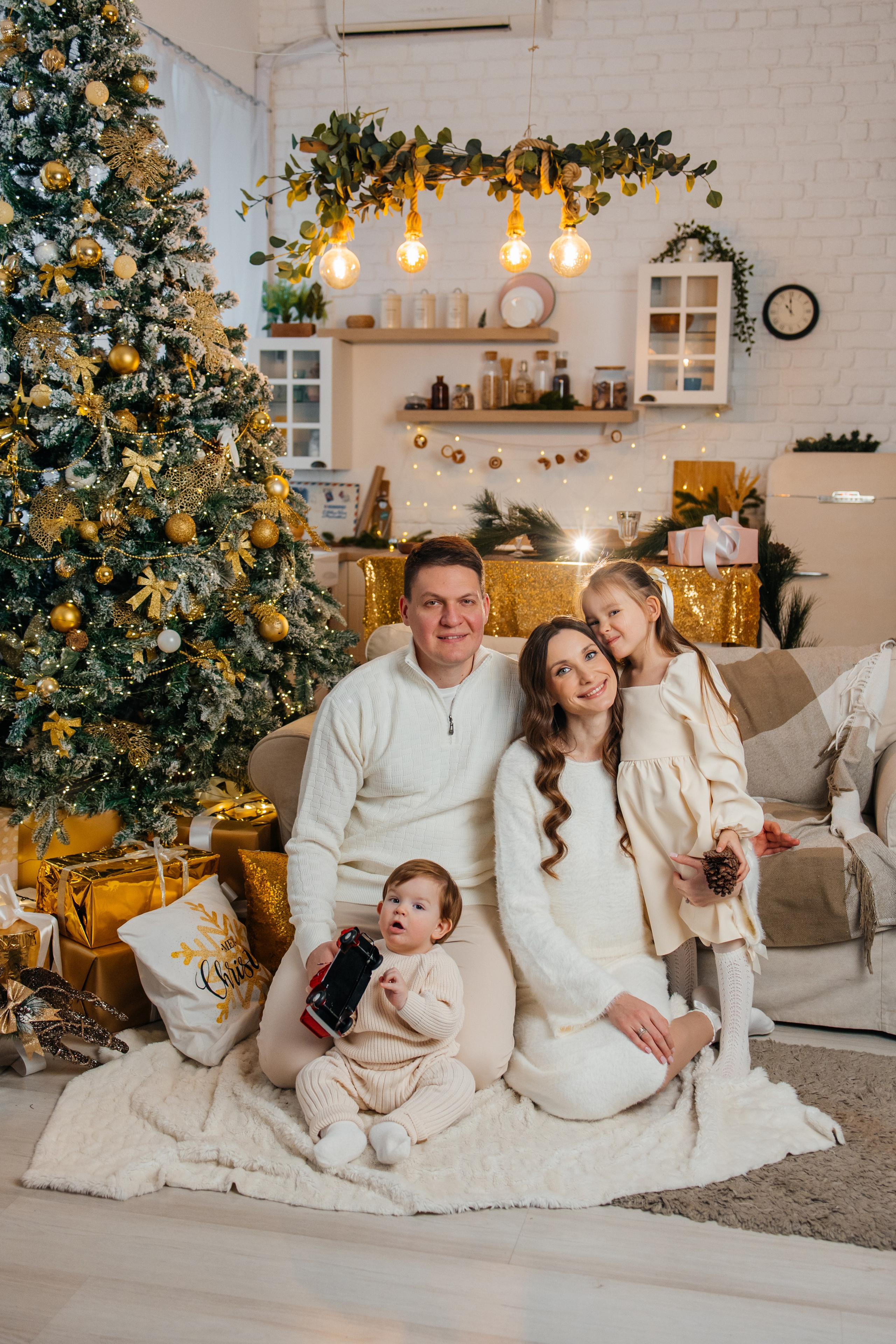 Семейная новогодняя фотосессия в Москве: мама, папа и ребенок у елки, счастливые моменты
