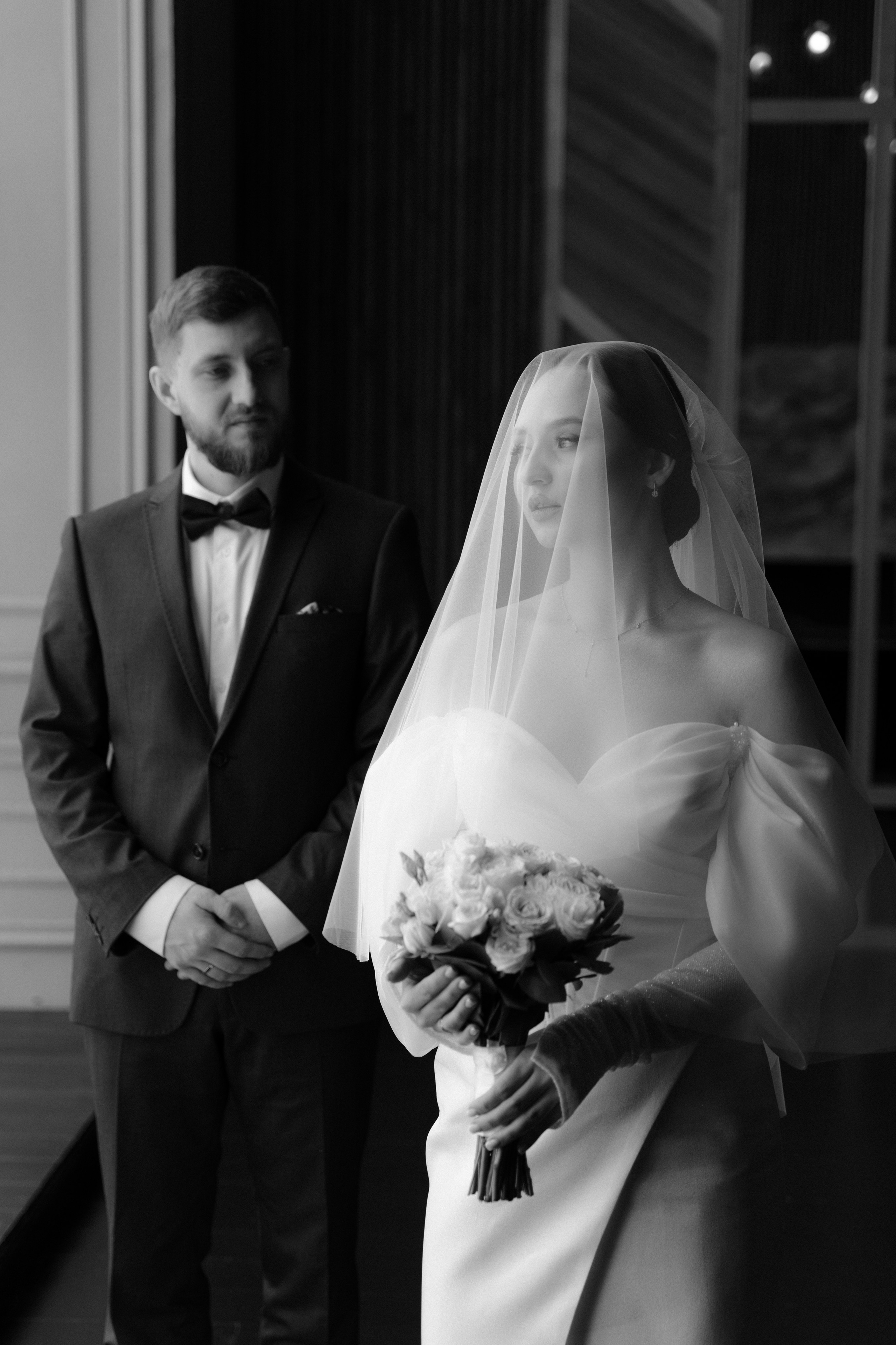 Близкий портрет пары на свадьбе черно белый