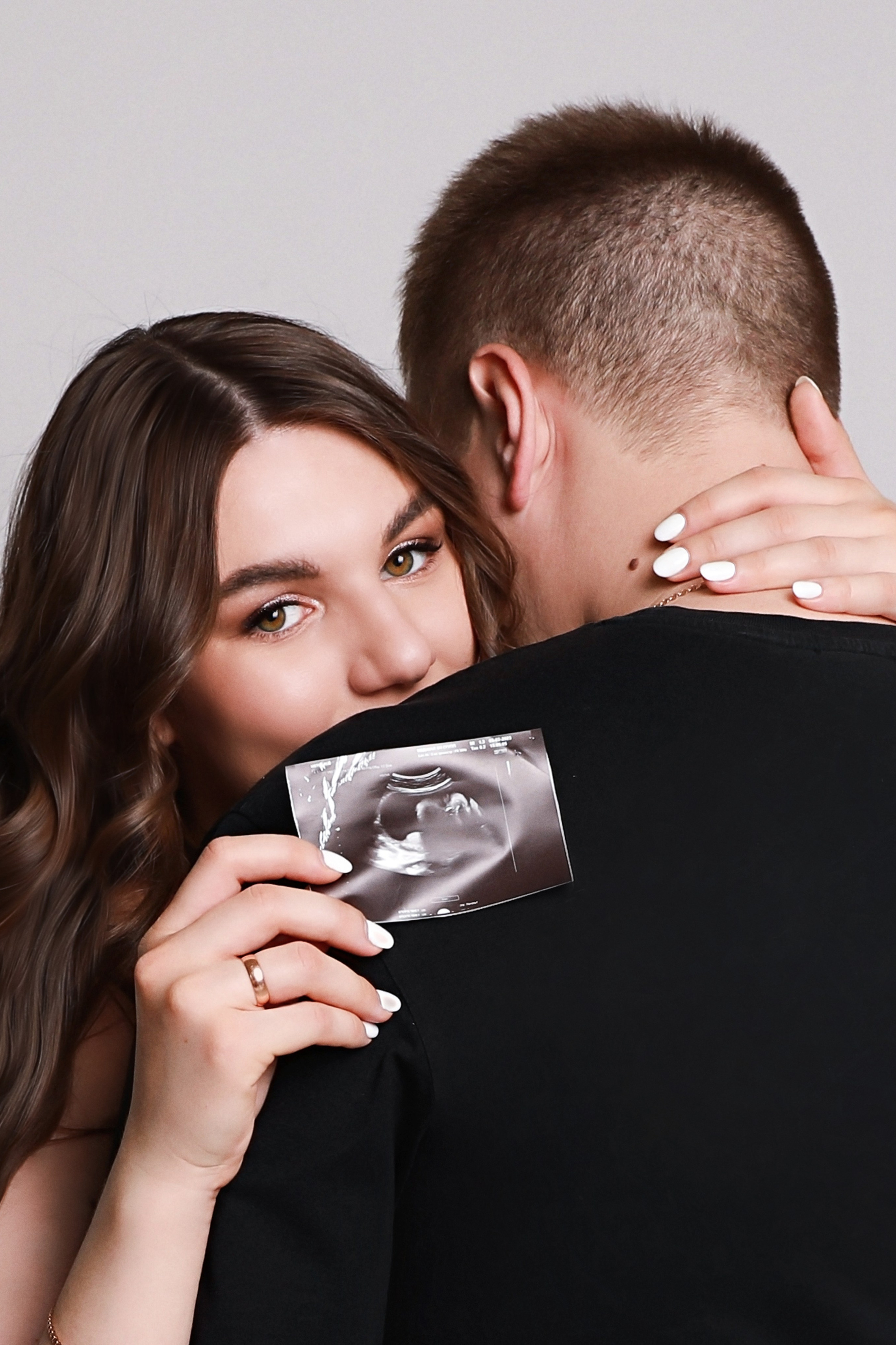 Фотография беременной со снимком УЗИ