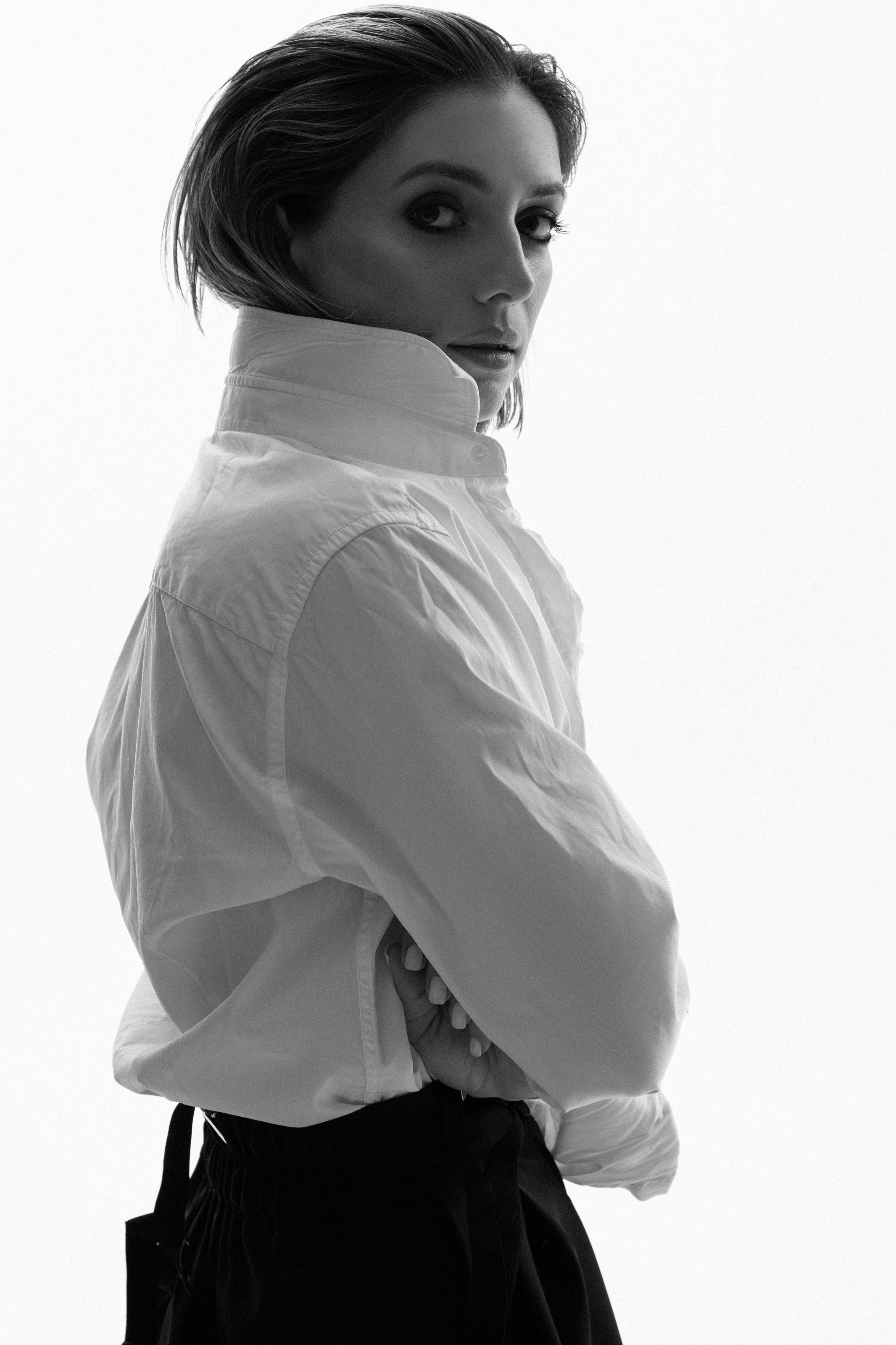 женский портрет высокий ключ смаз азиатка красный фильтр украшение на голову 