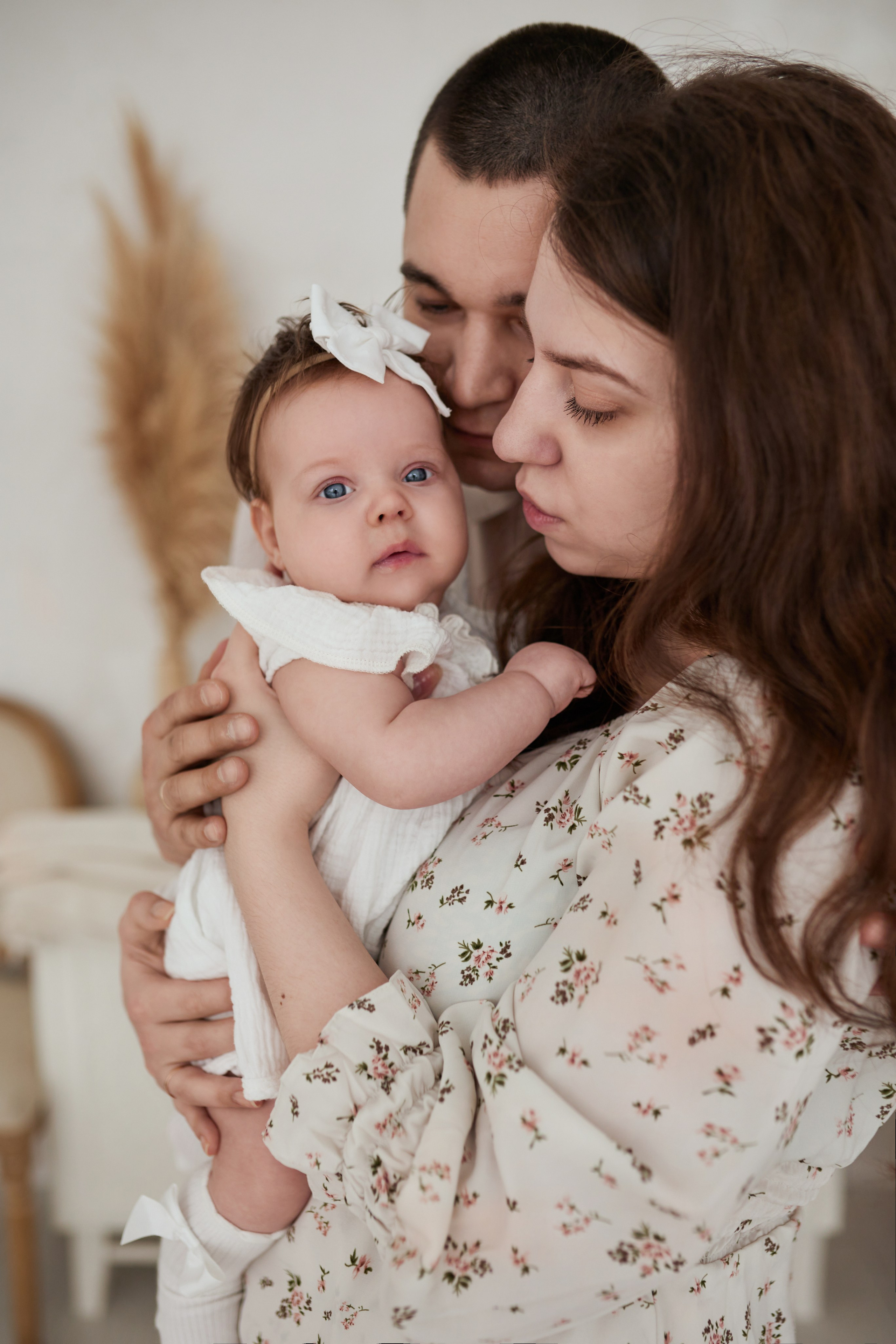 Муж и беременная жена на фотосессии в Москве в прекрасной фотостудии