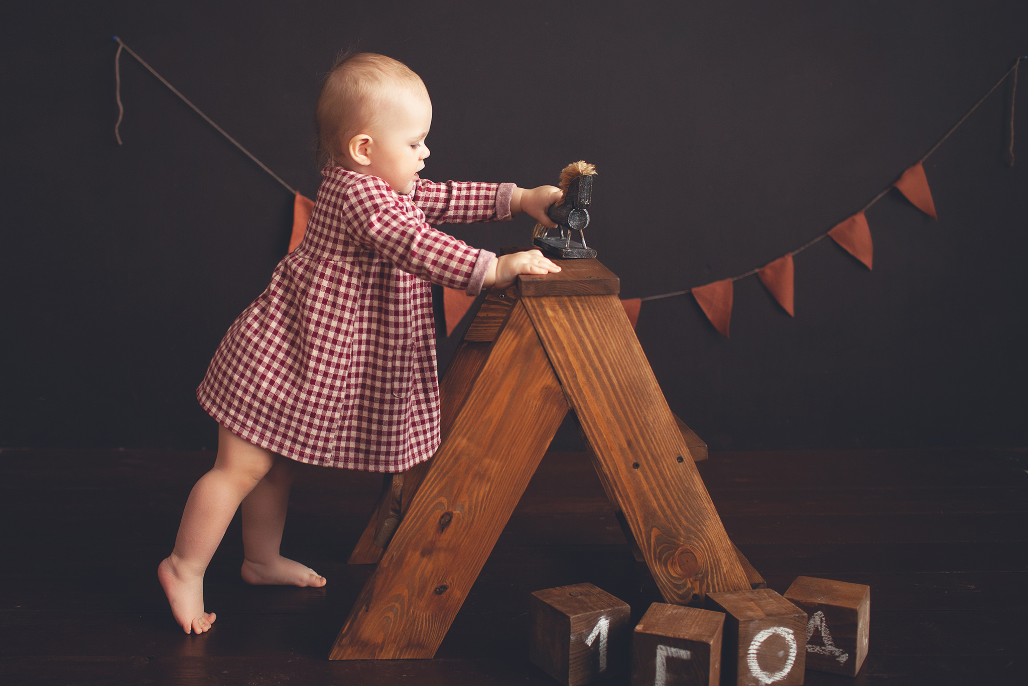 Фото сессия о том, как маленькая Милана разгромила свой Первый тортик. Детский фотограф в Самаре
