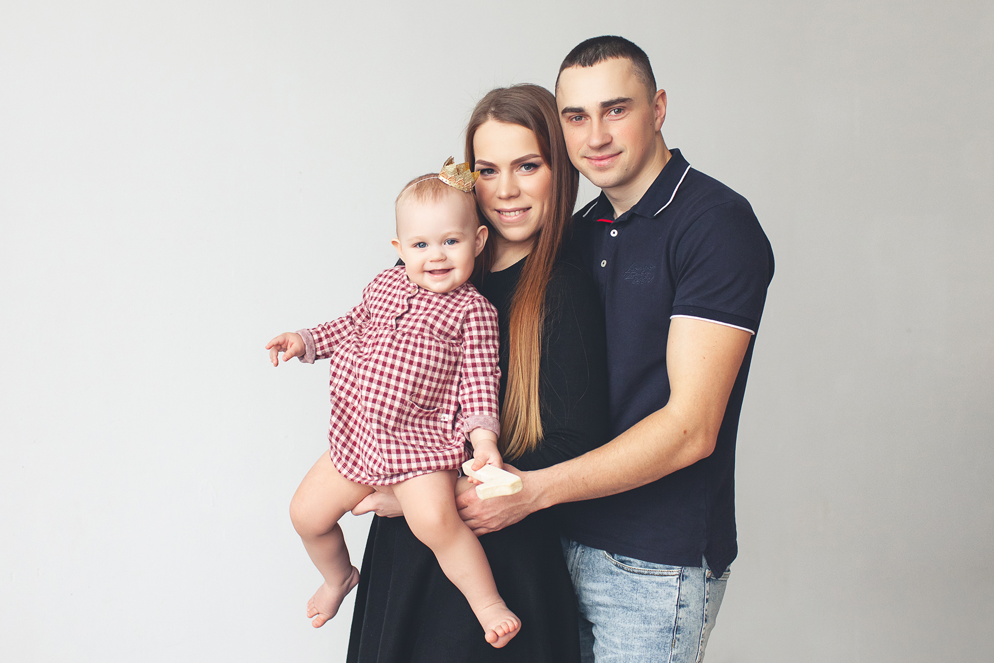 Фото сессия о том, как маленькая Милана разгромила свой Первый тортик. Детский фотограф в Самаре