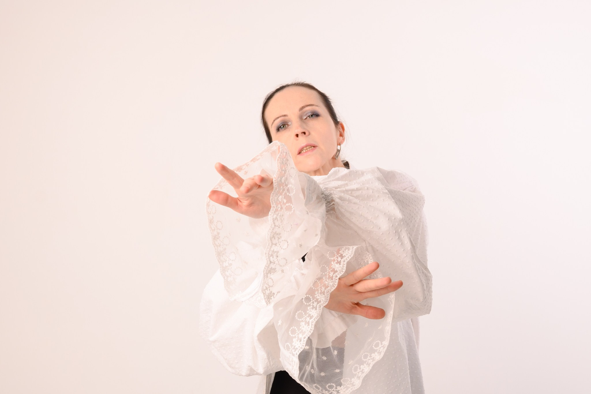 Д. З. по мягкому свету в студии