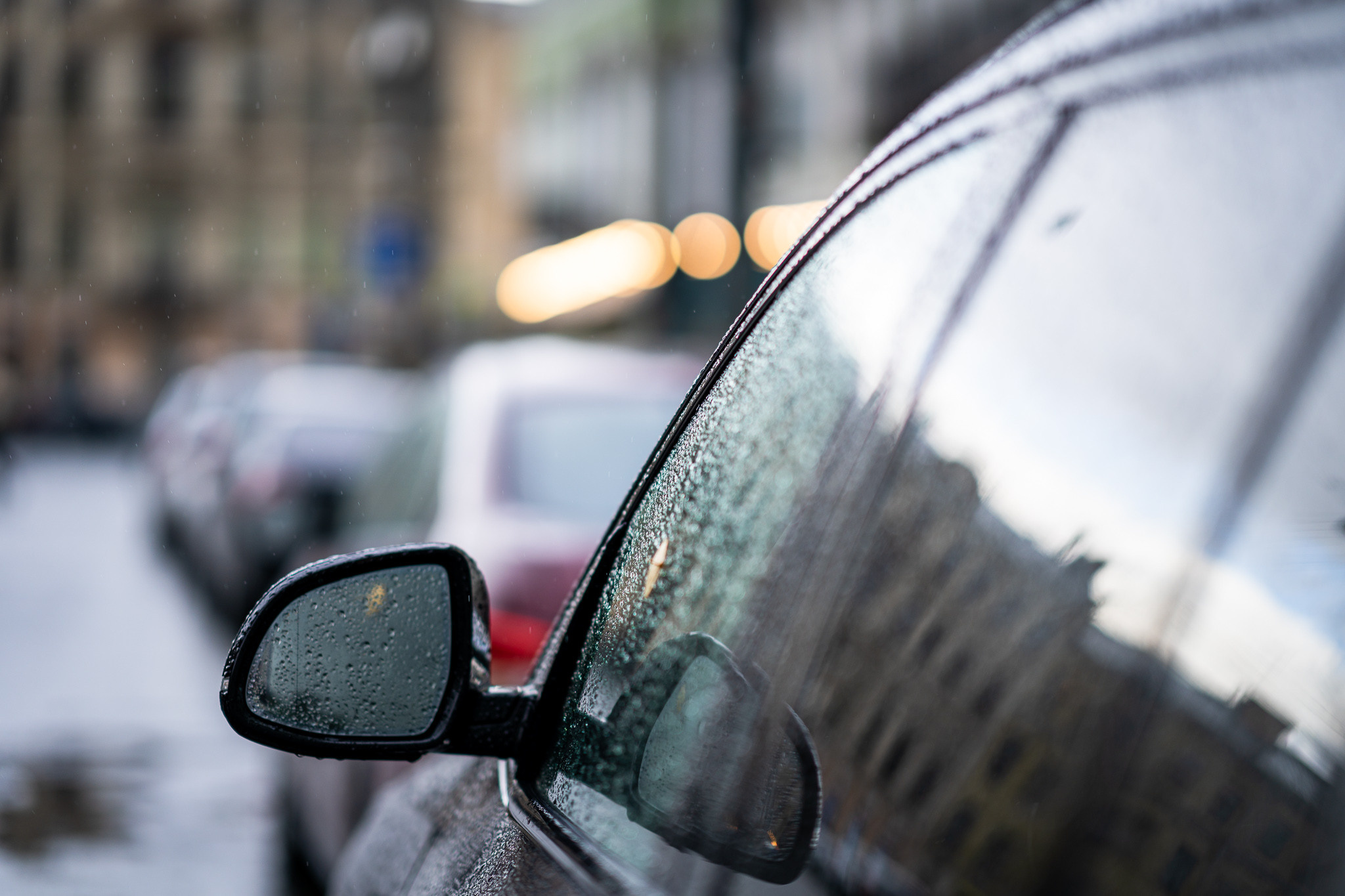 Машина в каплях после дождя в Питере