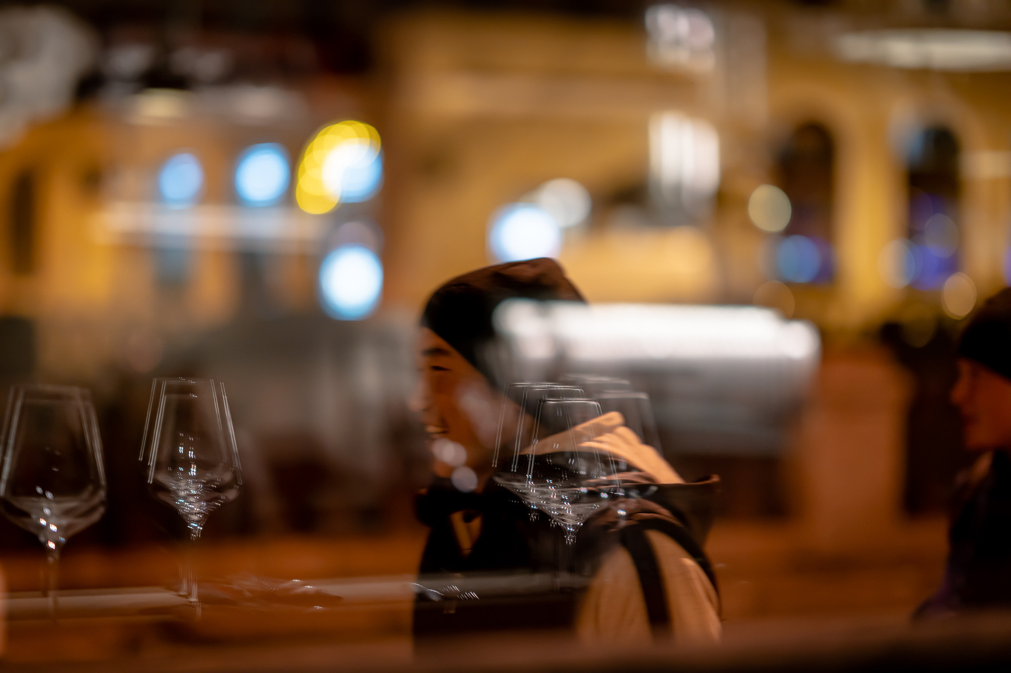 Довольный молодой человек сквозь витрину ресторана в Питере