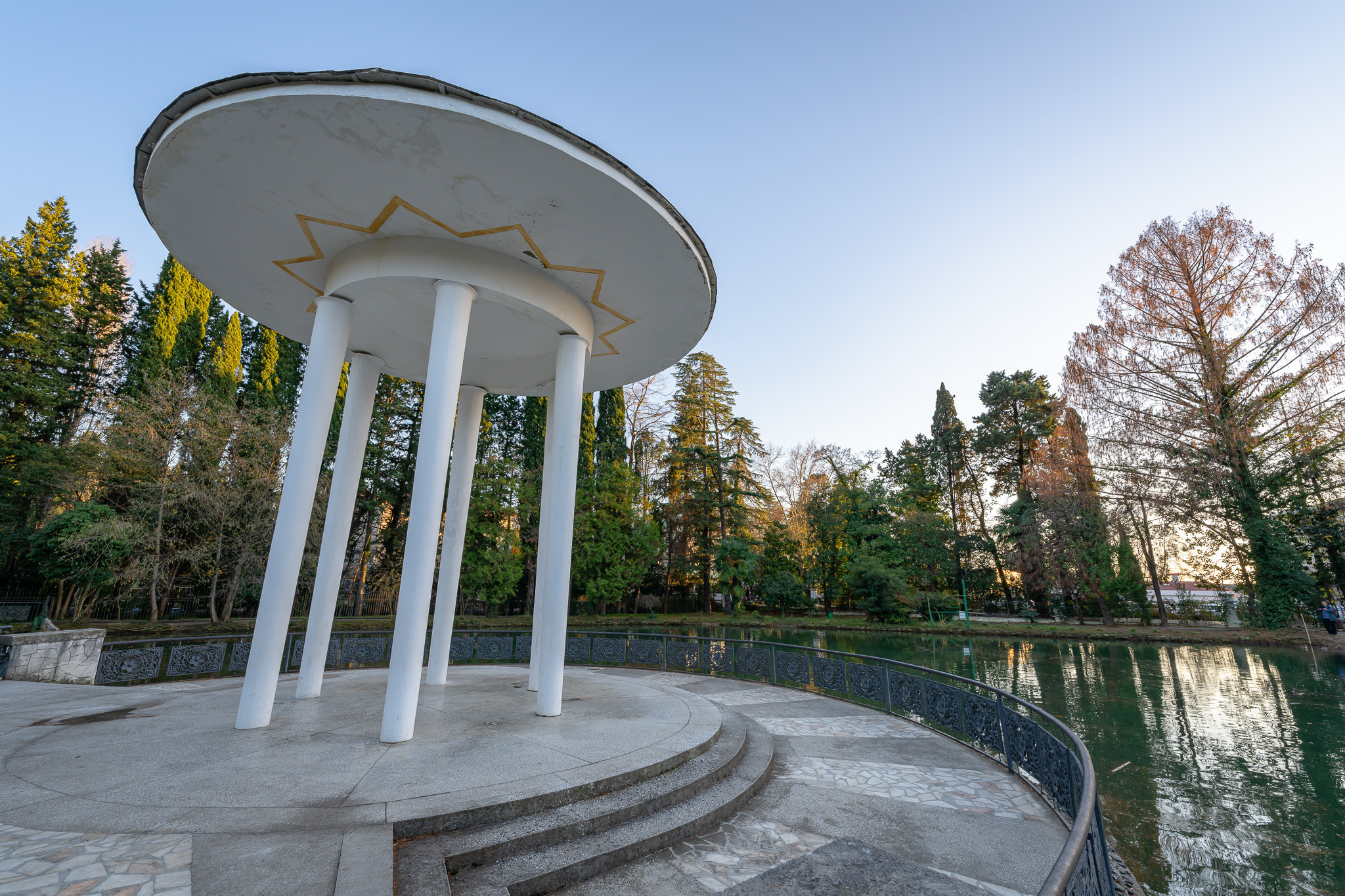 Беседка в дендрарии в Сочи