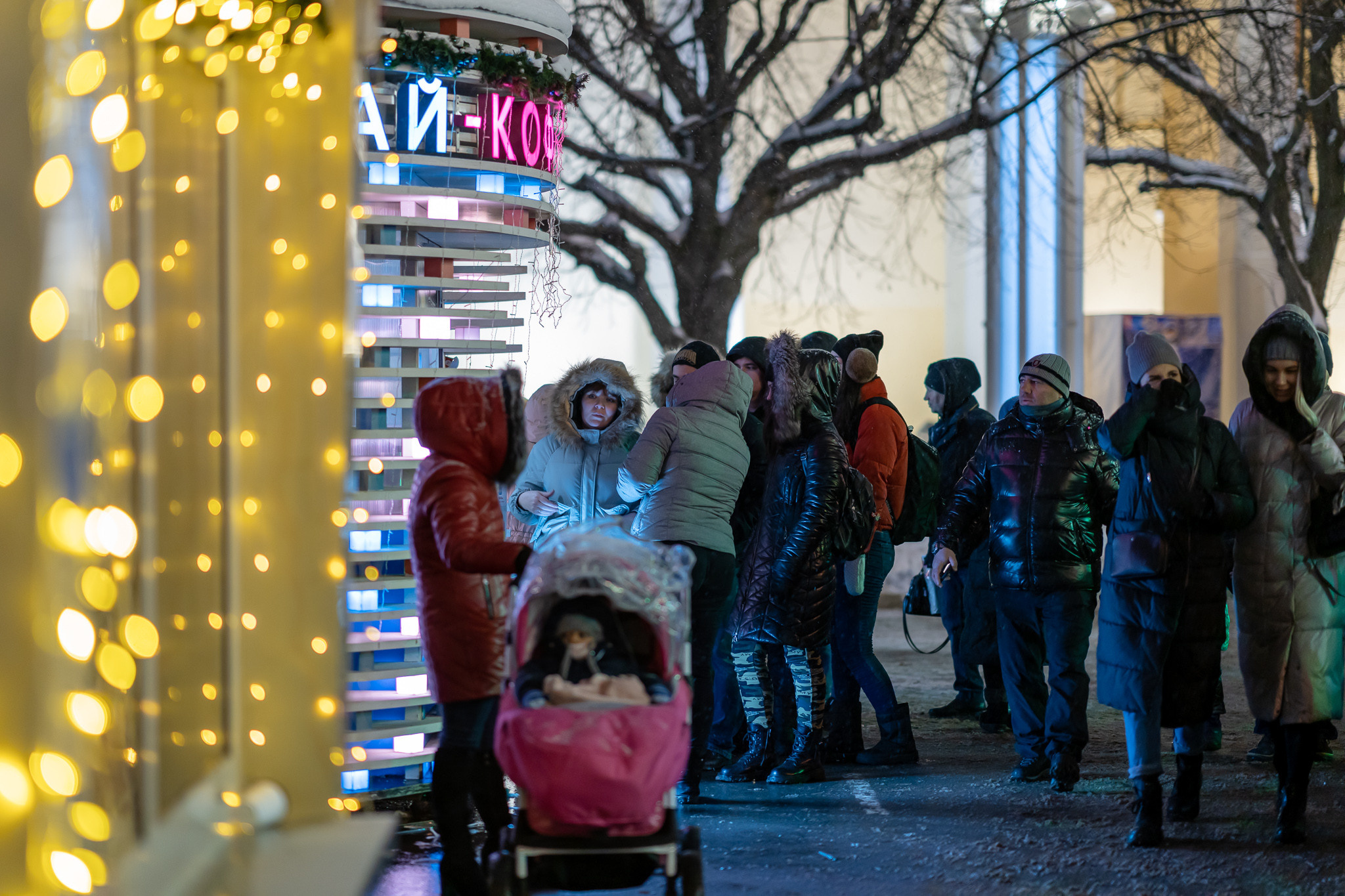 Люди у киоска на ВДНХ в новый год вечером