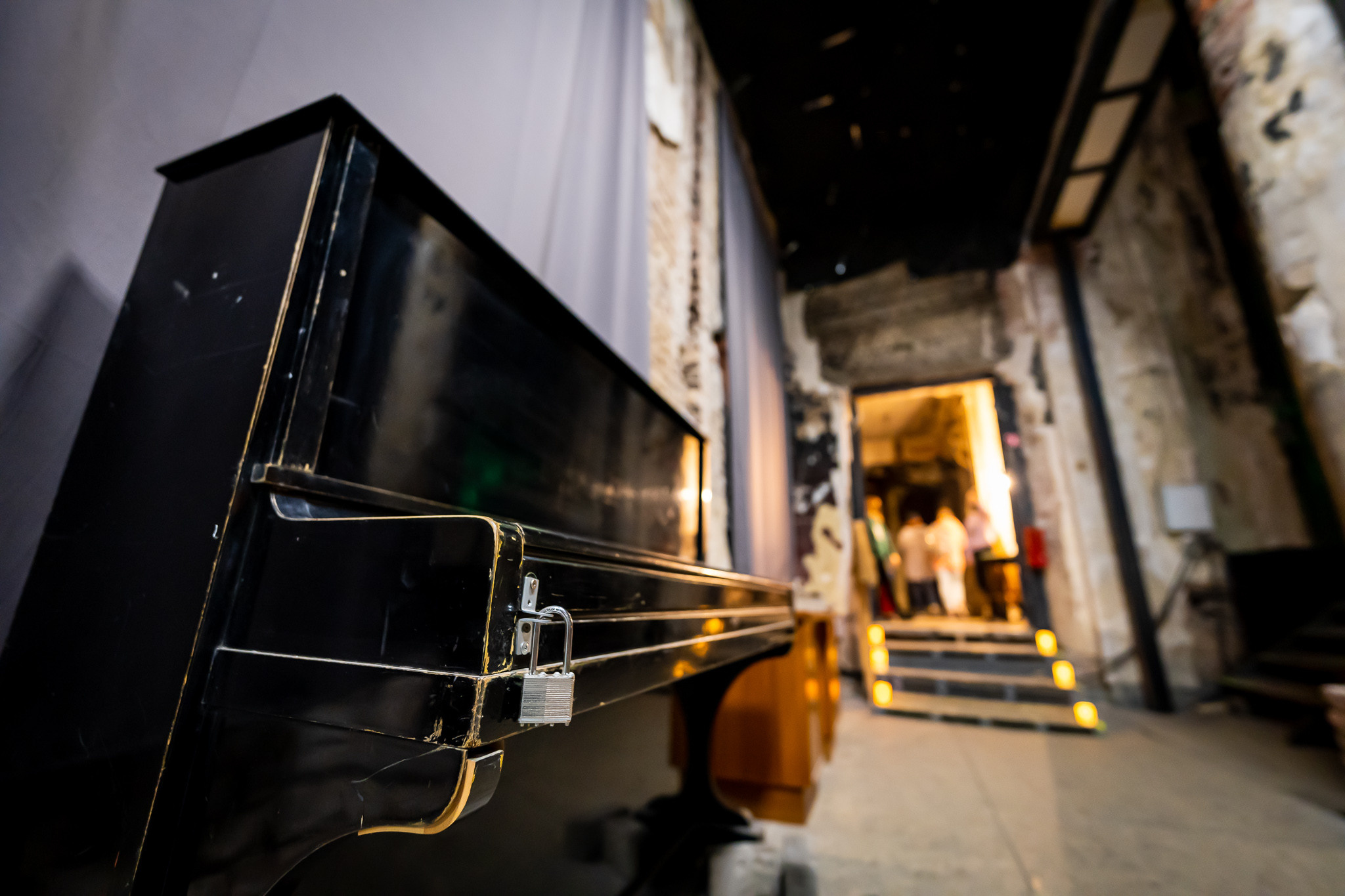 Пианино на замке в лютеранской церкви святой Анны в Петербурге