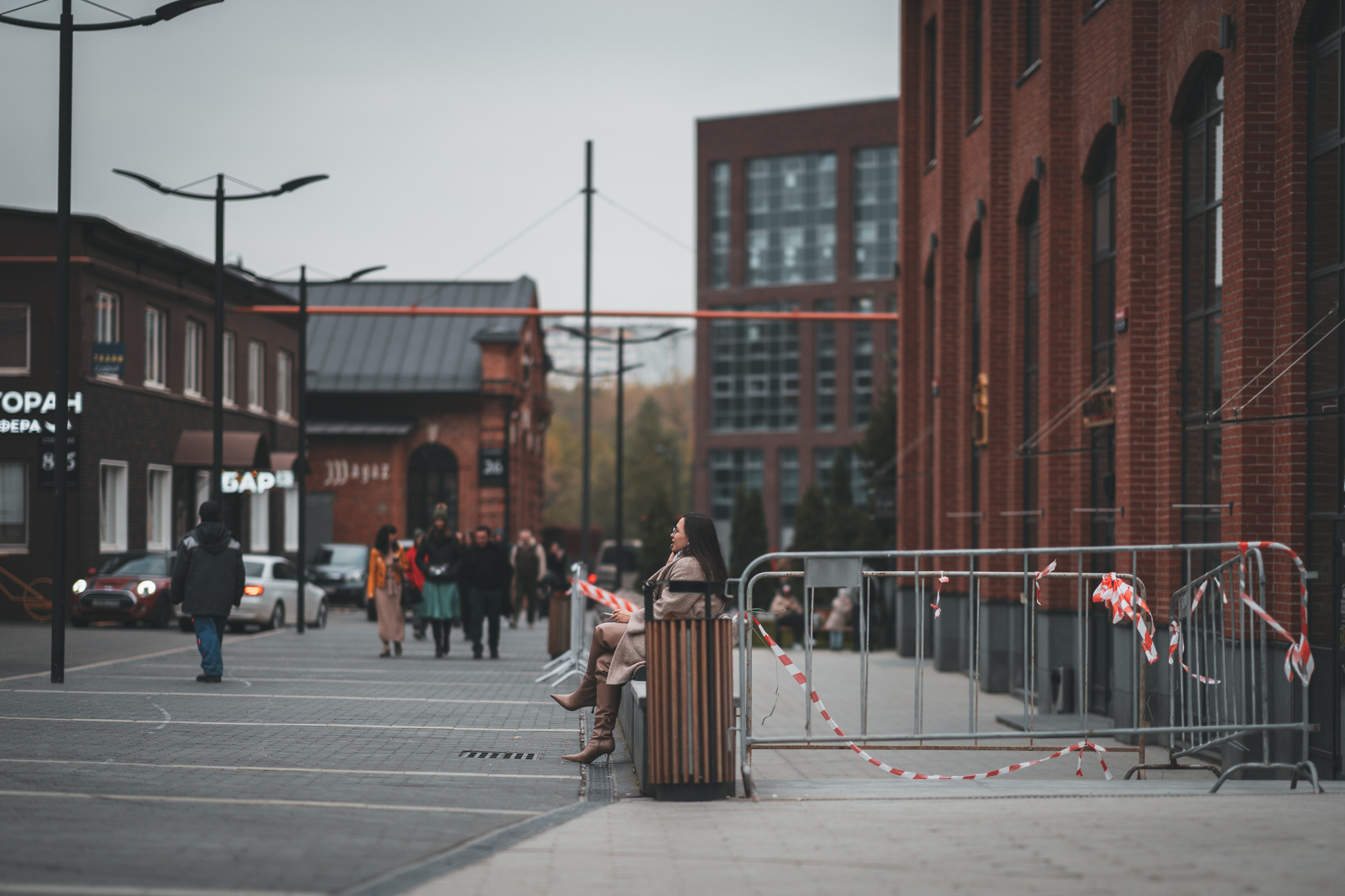 Девушка сидит на скамейке в Арме в Москве