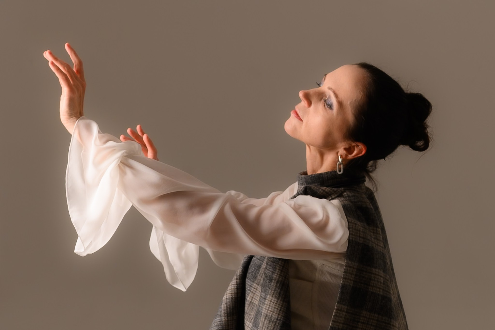 Д. З. по мягкому свету в студии